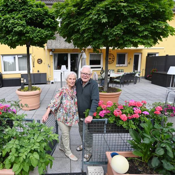 10.06.2026 Köln. Die Dachterrasse beim Ehepaar Roswita und Willi Schäfer in Deutz. Beide sind 91 Jahre alt, nicht mehr rasend mobil - umso wichtiger ist ihnen die Dachterrasse. Foto: Alexander Schwaiger