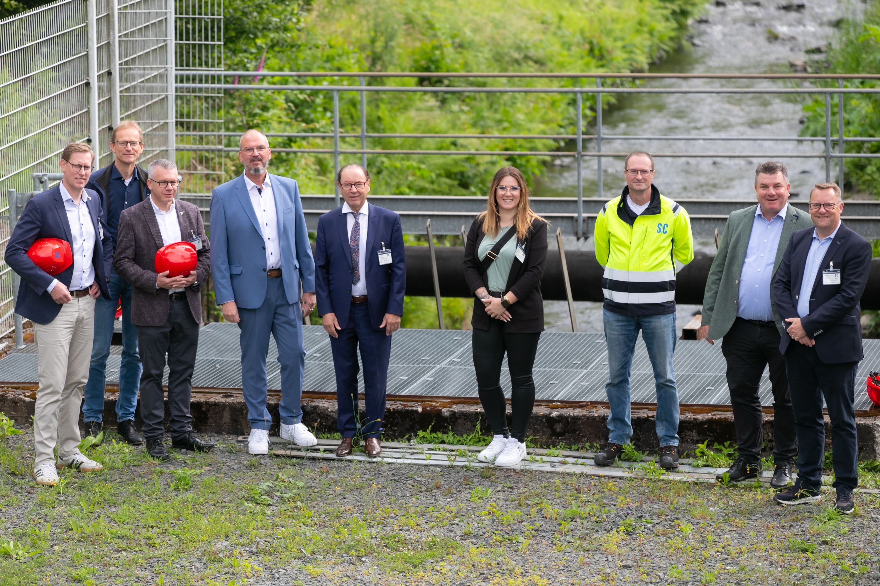 Ortstermin mit Firmenvertretern und Bürgermeistern an der Stelle wo die Leppe auf das Firmengelände von Schmidt + Clemens trifft.