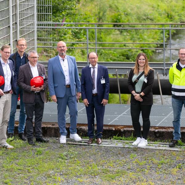 Ortstermin mit Firmenvertretern und Bürgermeistern an der Stelle wo die Leppe auf das Firmengelände von Schmidt + Clemens trifft.