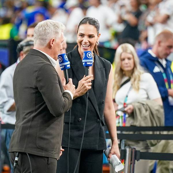 Bastian Schweinsteiger und Esther Sedlaczek moderieren gemeinsam.