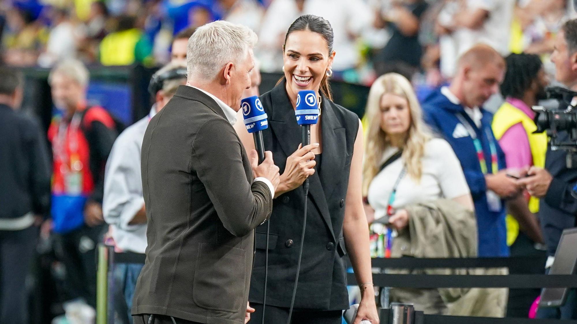 Bastian Schweinsteiger und Esther Sedlaczek moderieren gemeinsam.