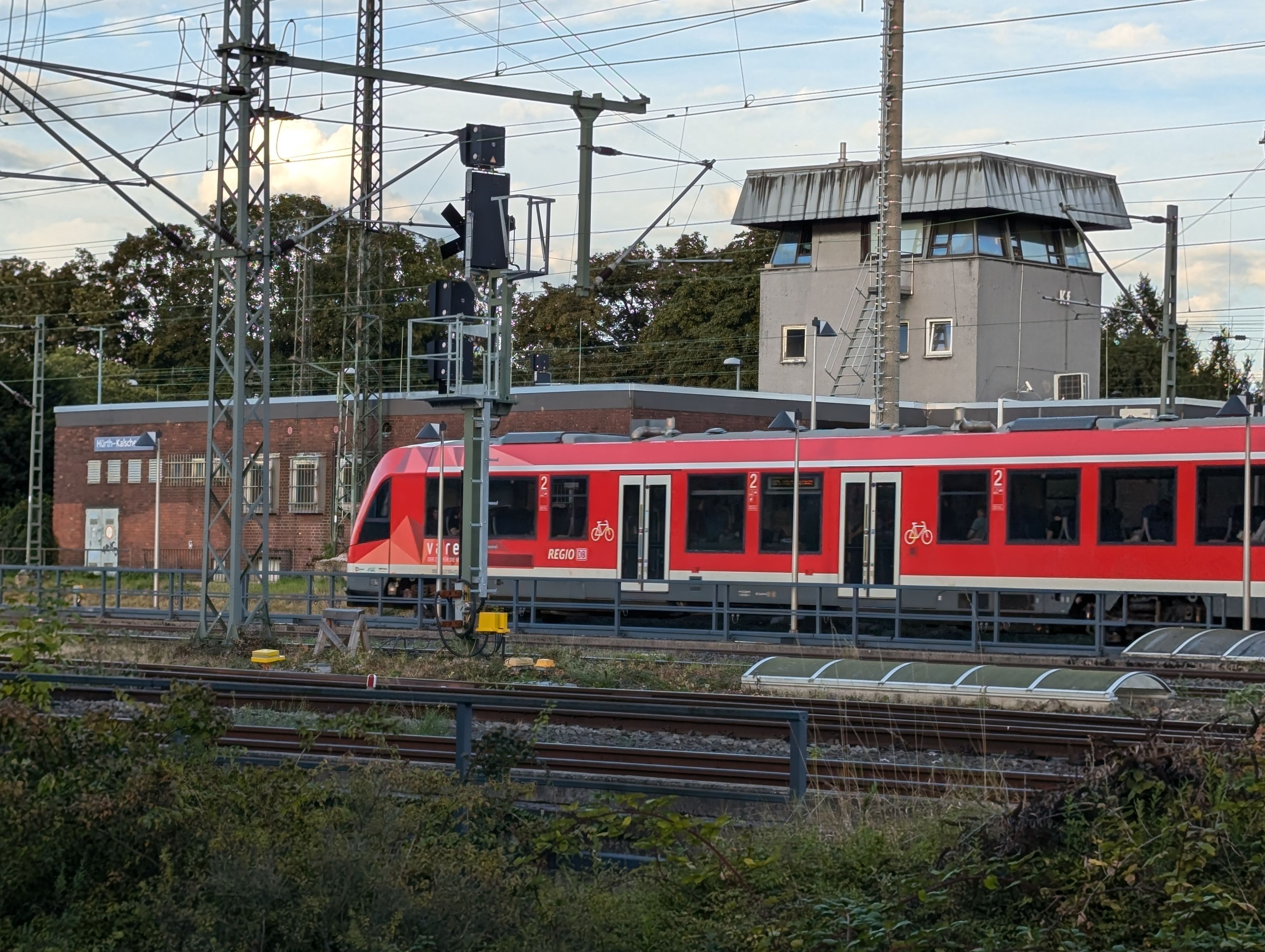 Die Regionalbahn 24 im Bahnhof von Hürth-Kalscheuren