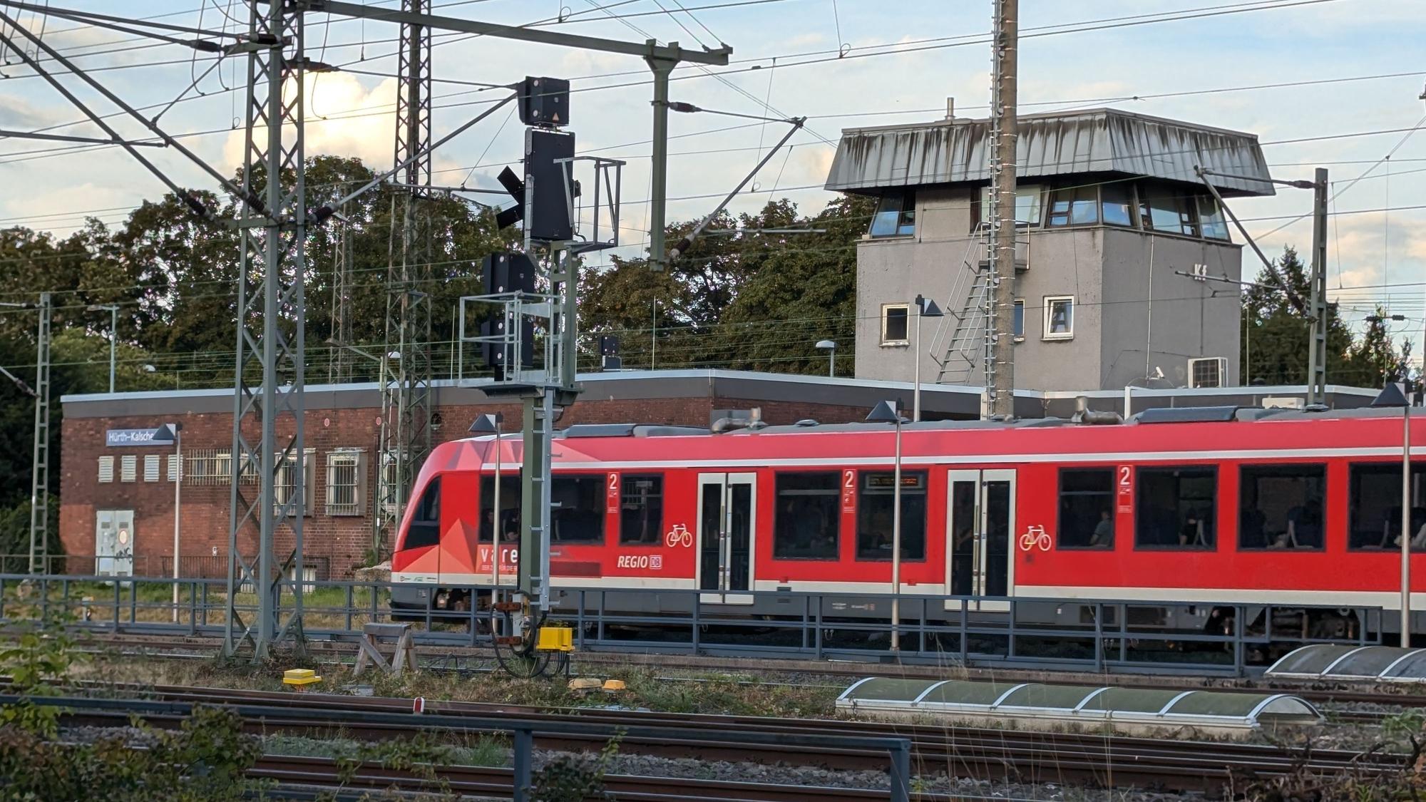 Die Regionalbahn 24 im Bahnhof von Hürth-Kalscheuren