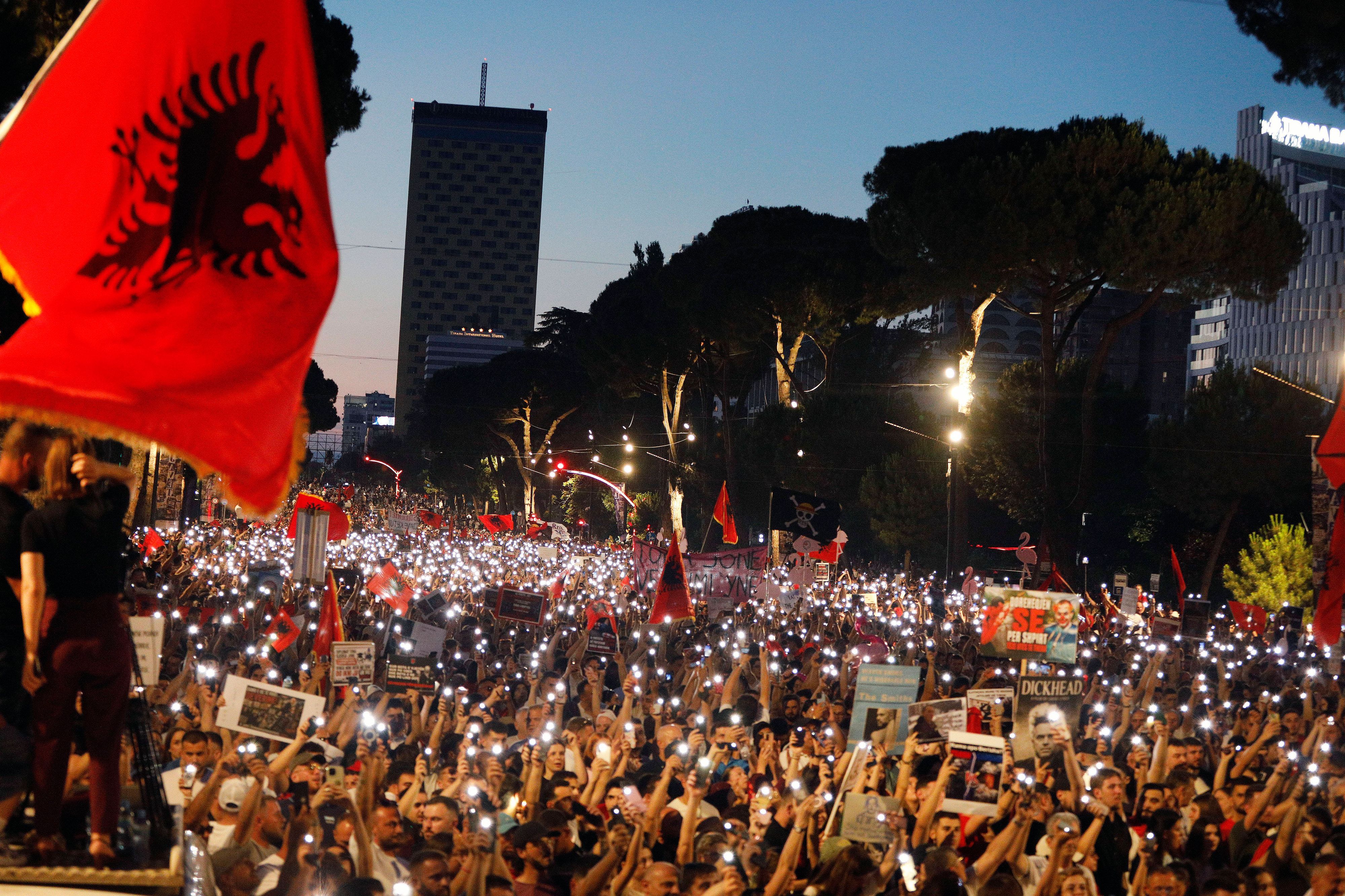 „Flamingo-Revolution“ in Albanien: Tausende gehen in Tirana seit Wochen gegen die Pläne der Regierung auf die Straße. (Archivbild)