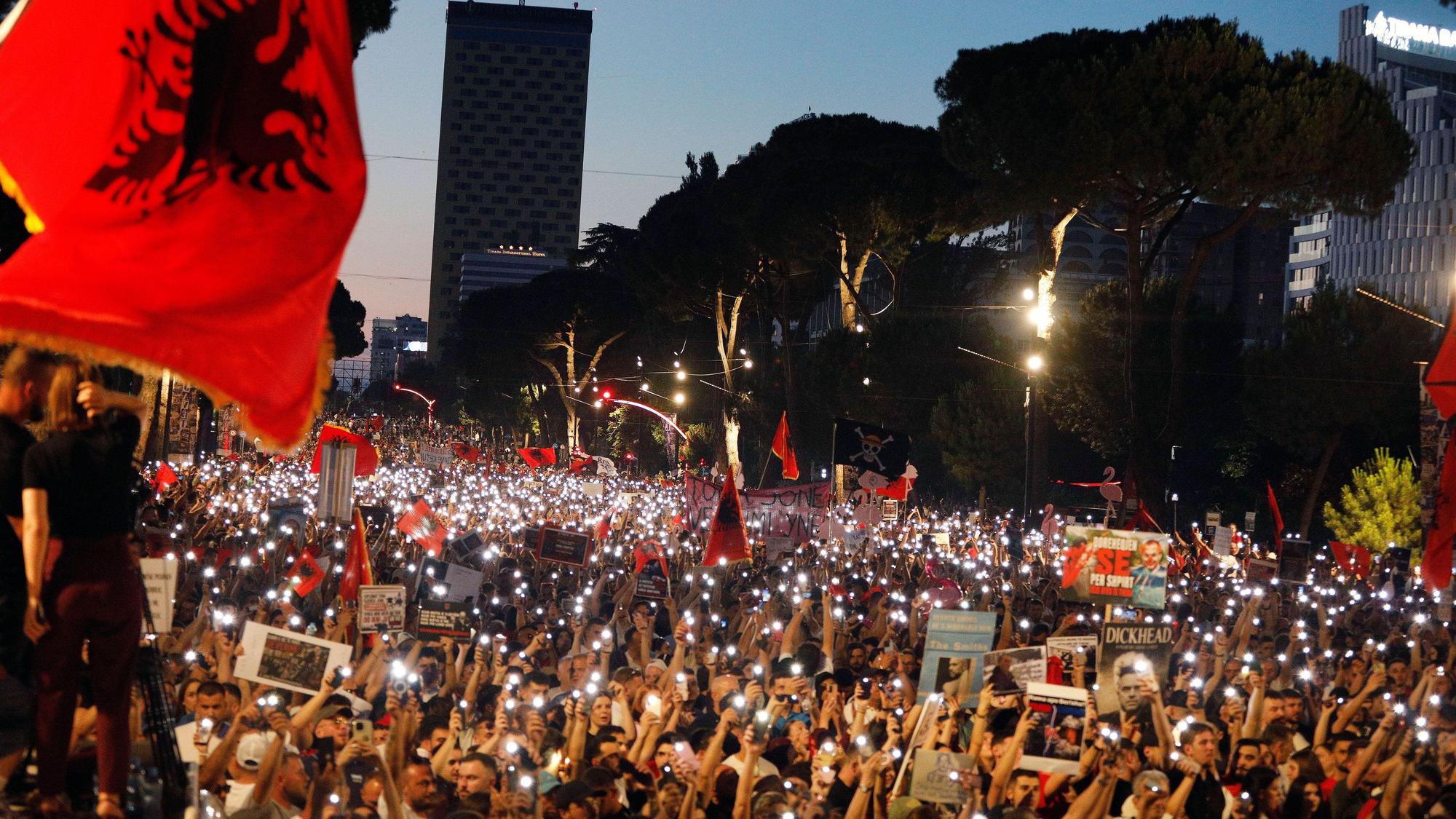 „Flamingo-Revolution“ in Albanien: Tausende gehen in Tirana seit Wochen gegen die Pläne der Regierung auf die Straße. (Archivbild)