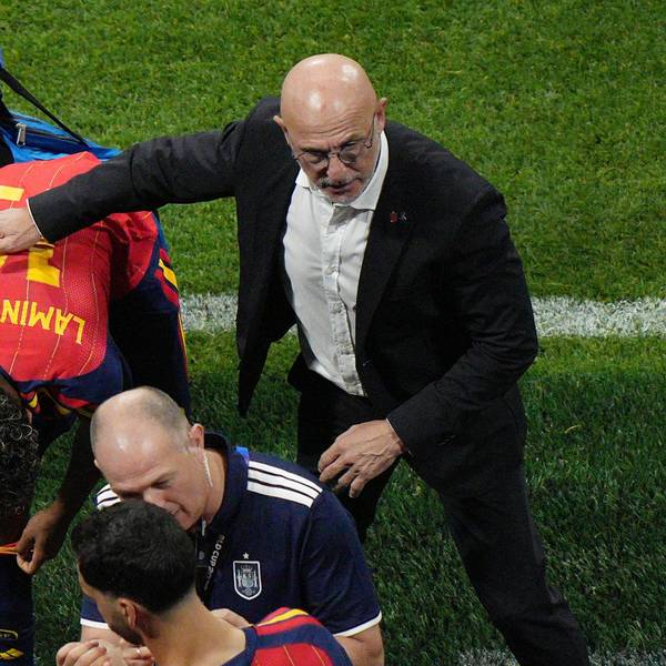 Sie fanden gegen Cap Verde keine Antwort: Der spanische Nationaltrainer Luis de la Fuente unterhält sich am Spielfeldrand mit Spaniens Superstar Lamine Yamal.