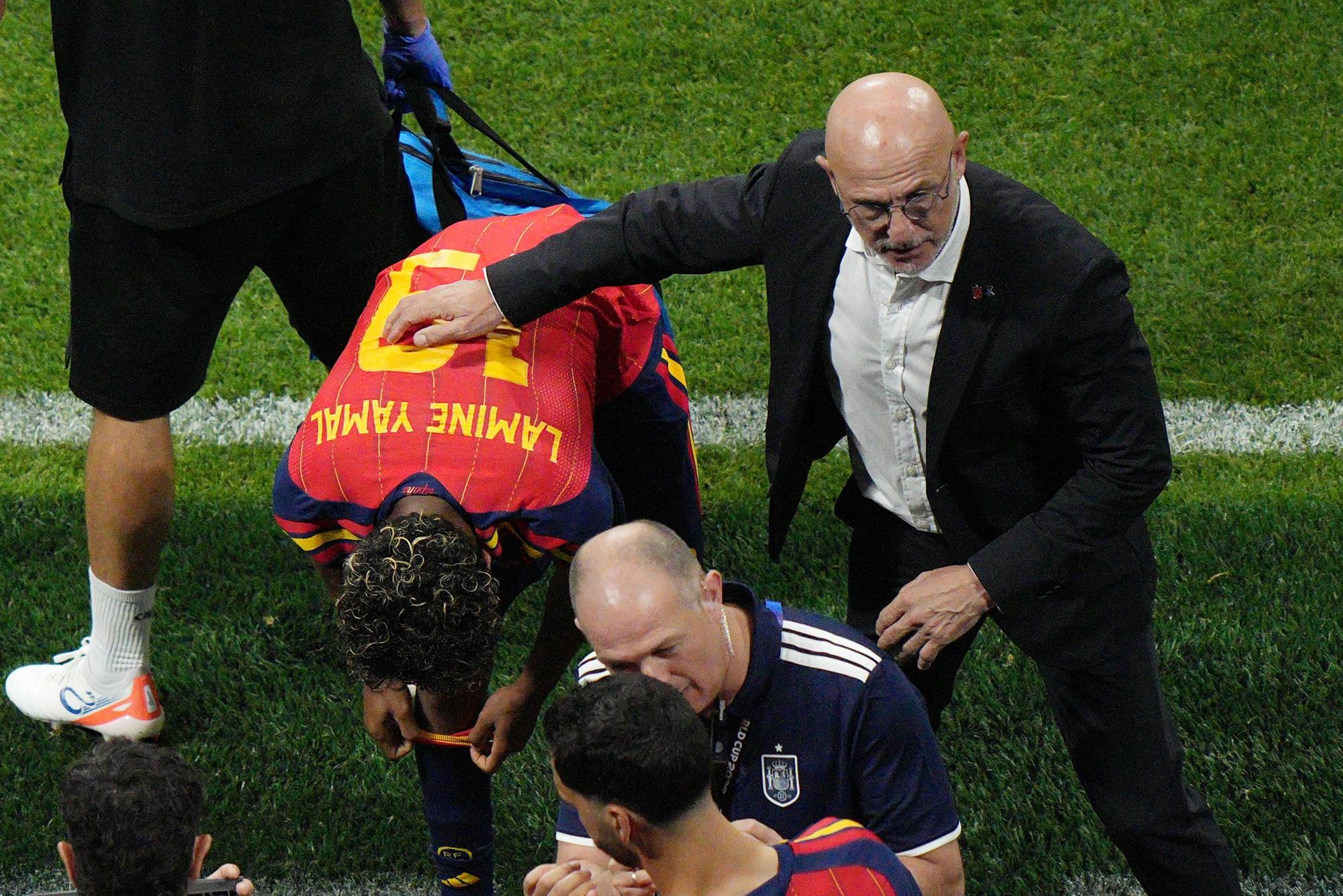 Sie fanden gegen Cap Verde keine Antwort: Der spanische Nationaltrainer Luis de la Fuente unterhält sich am Spielfeldrand mit Spaniens Superstar Lamine Yamal.