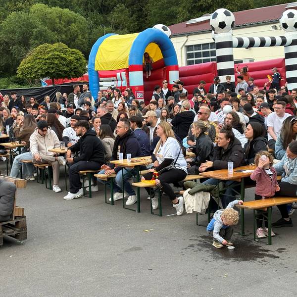 Das Foto zeigt Fußballfans beim Public Viewing im Gewerbegebiet Gummersbach-Friedrichsthal.
