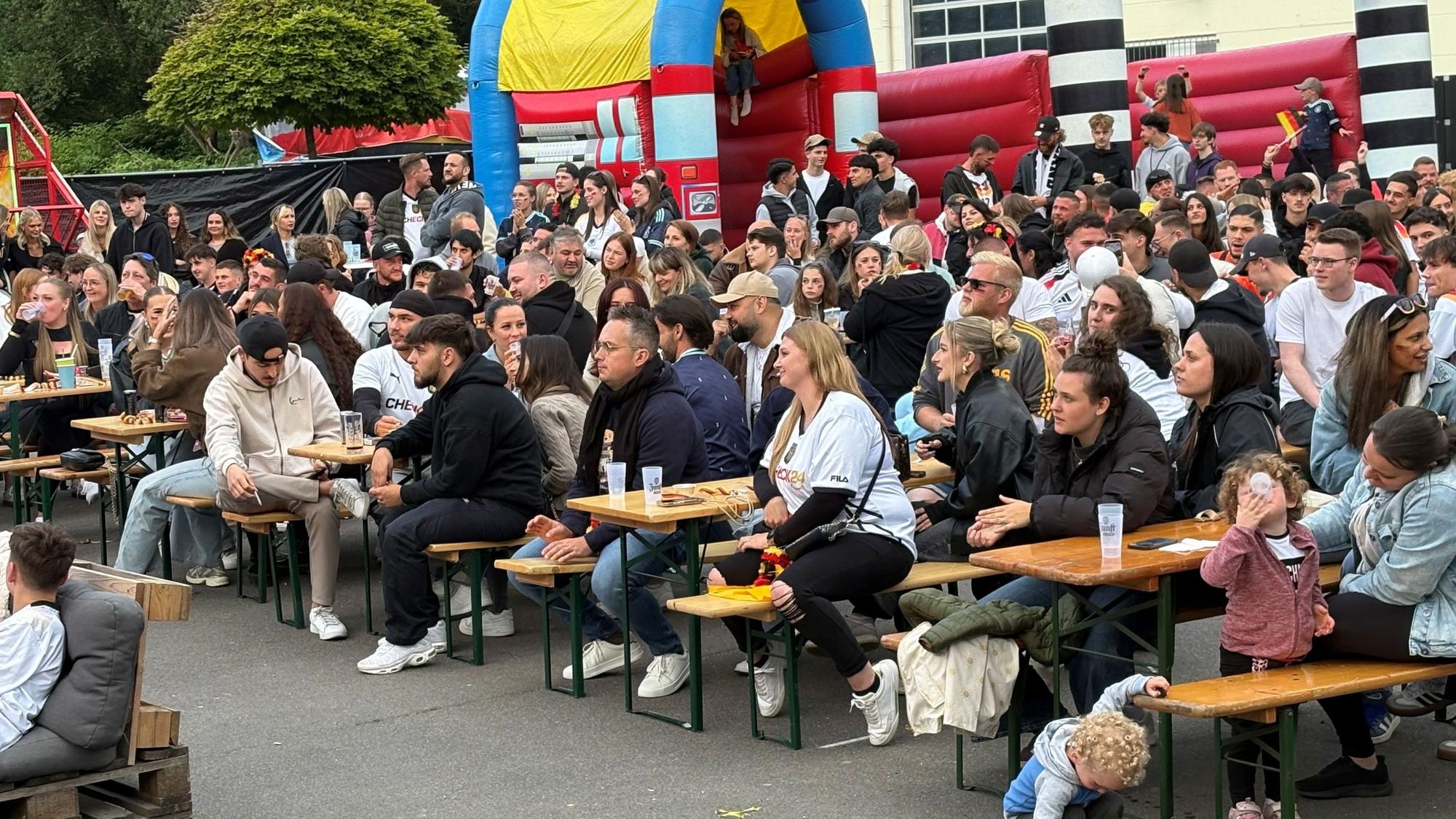Das Foto zeigt Fußballfans beim Public Viewing im Gewerbegebiet Gummersbach-Friedrichsthal.