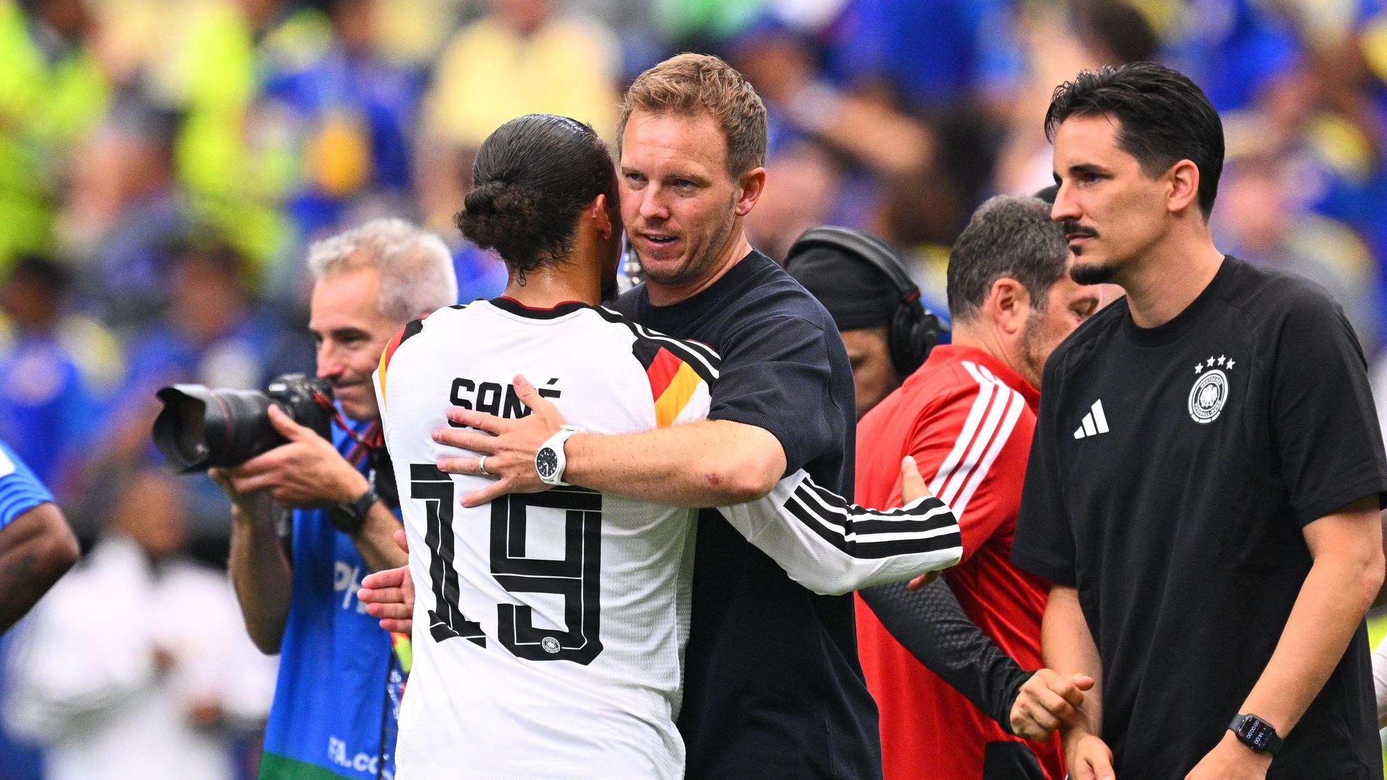 Bundestrainer Julian Nagelsmann bedankt sich nach dem Spiel bei Leroy Sané.