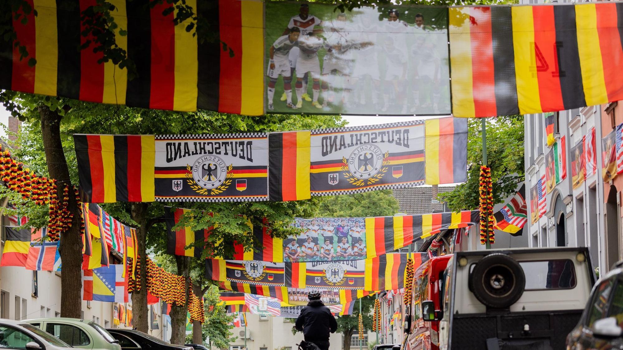 WM 2026 - Fahnenmeer in Essen