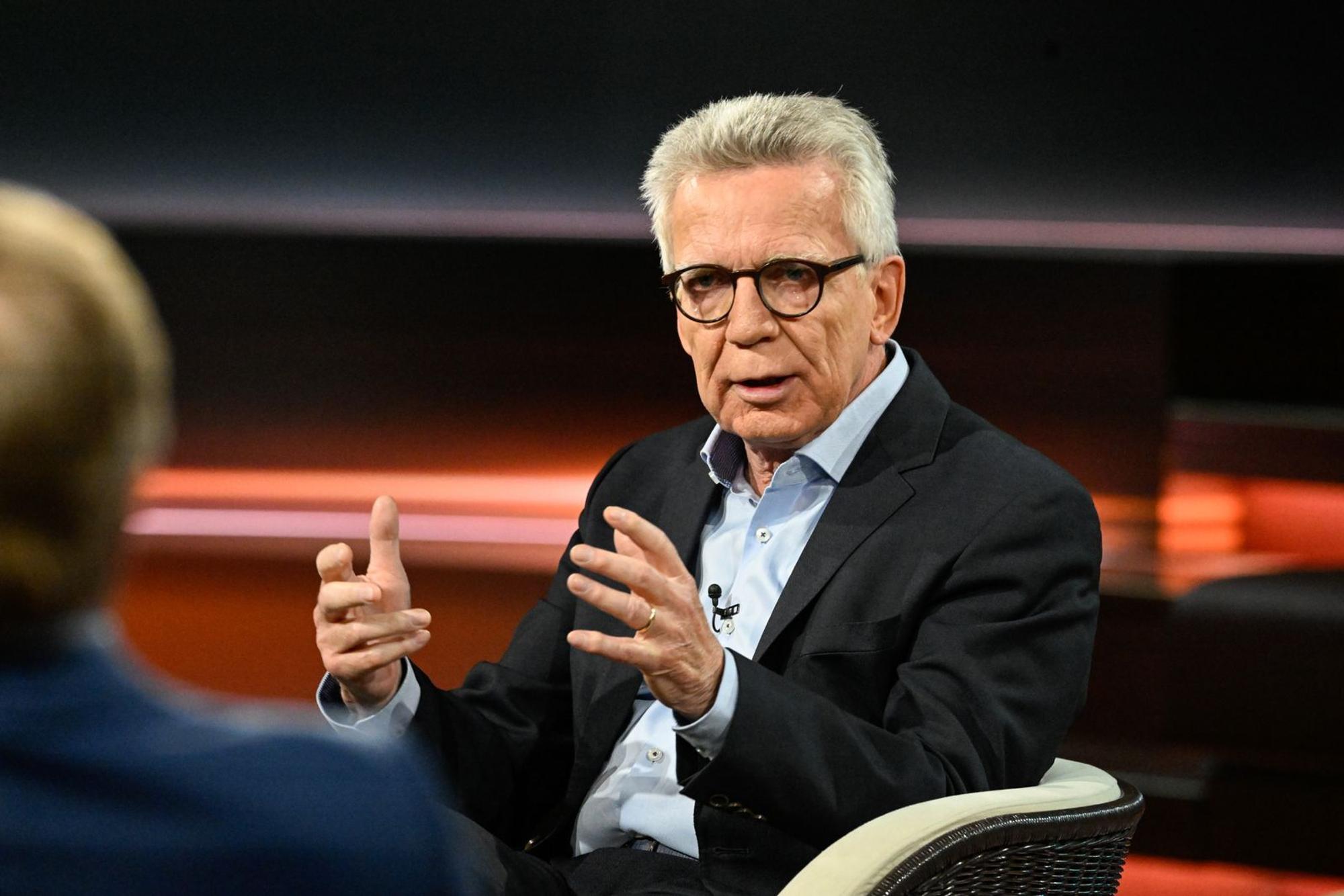 Der ehemalige Bundesminister Thomas de Maizière äußerte sich bei „Markus Lanz“ auch zur Brandmauer zur AfD. (Bild: ZDF/ Markus Hertrich)