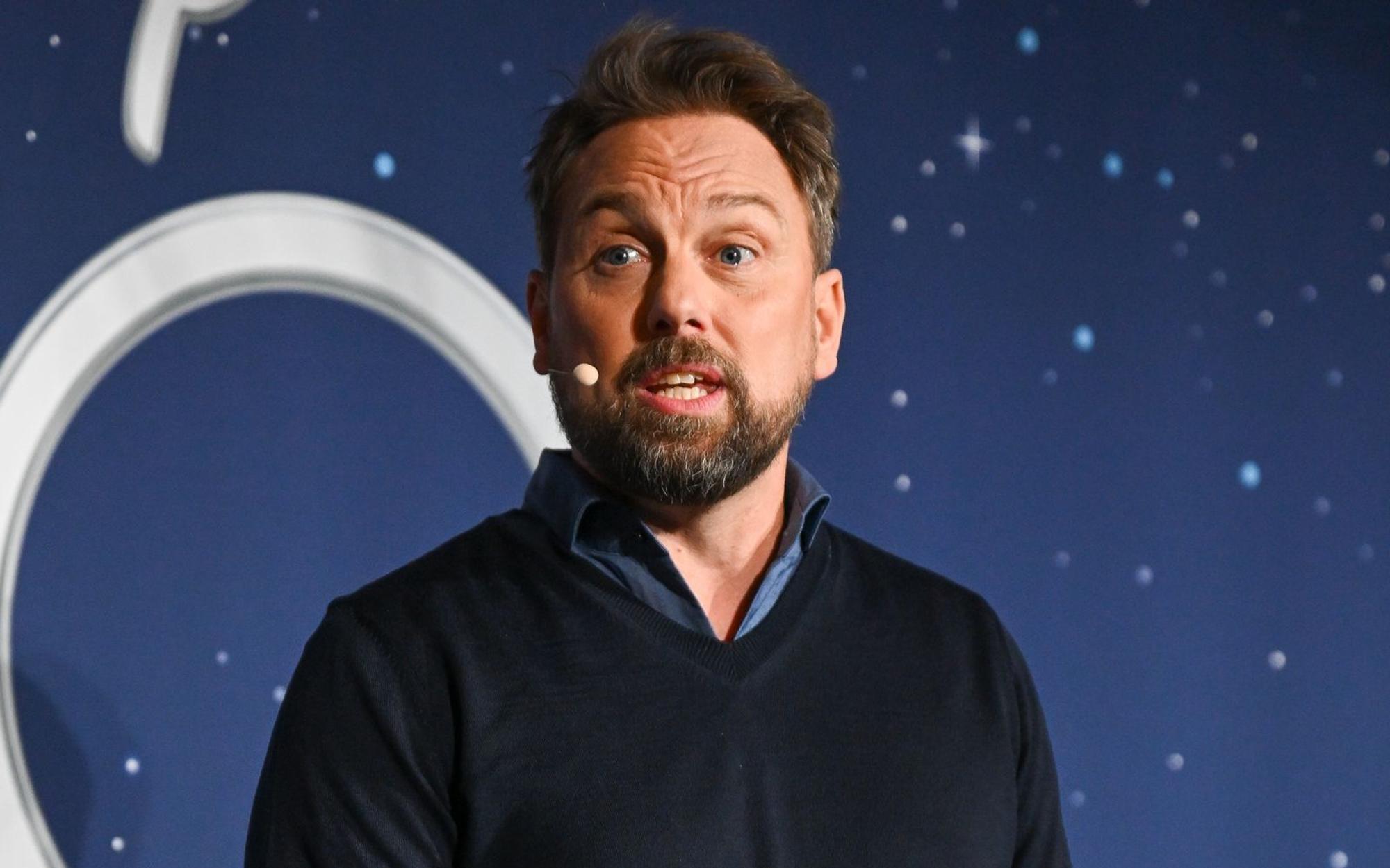 Moderator Steven Gätjen hat im Podcast „Zwischen den Zeilen“ über die Hindernisse gesprochen, die er im Laufe seiner TV-Karriere überwinden musste. (Bild: 2023 Getty Images/Hannes Magerstaedt)