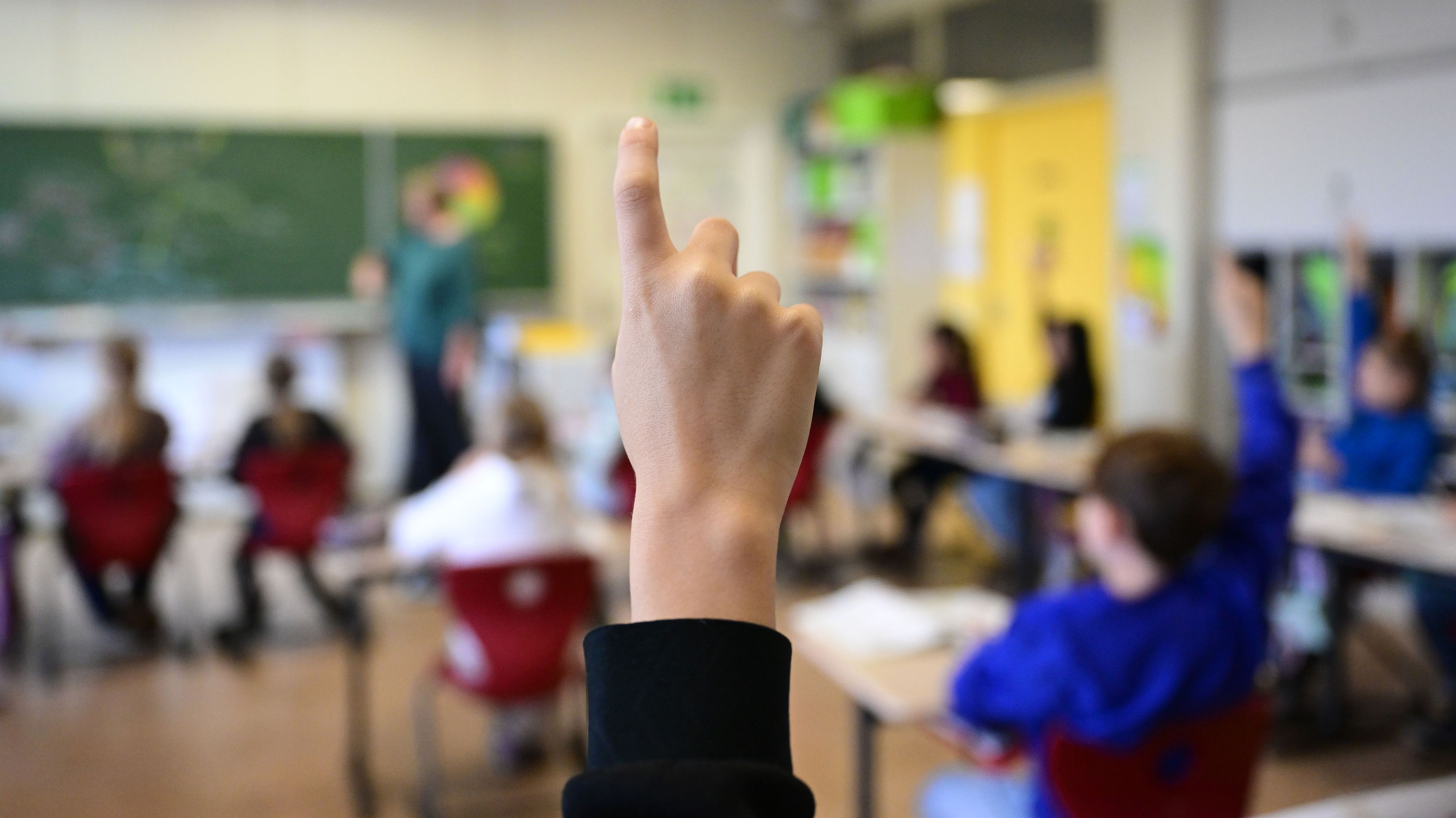 ARCHIV – 15.11.2023, Baden-Württemberg, Stuttgart: Ein Schüler meldet sich in einer vierten Klasse in einer Grundschule. Künstliche Intelligenz (KI) soll Lehrkräfte gezielt im nordrhein-westfälischen Schulalltag unterstützen. 
 (zu dpa: „Neue digitale Helfer für Lehrer – Bürokratie wird entrümpelt“) Foto: Bernd Weißbrod/dpa +++ dpa-Bildfunk +++