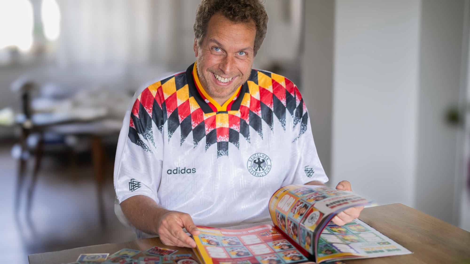 Tom Steinicke blättert durch sein Panini-Album.