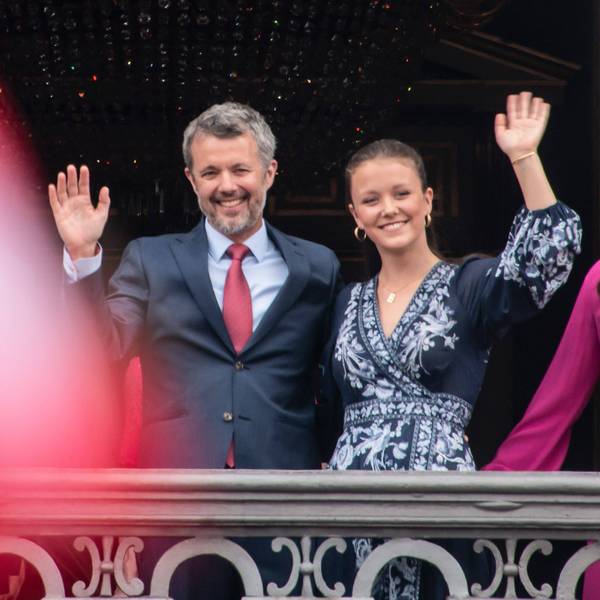 Frederik, Isabella und Mary winken auf dem Balkon des Palastes.