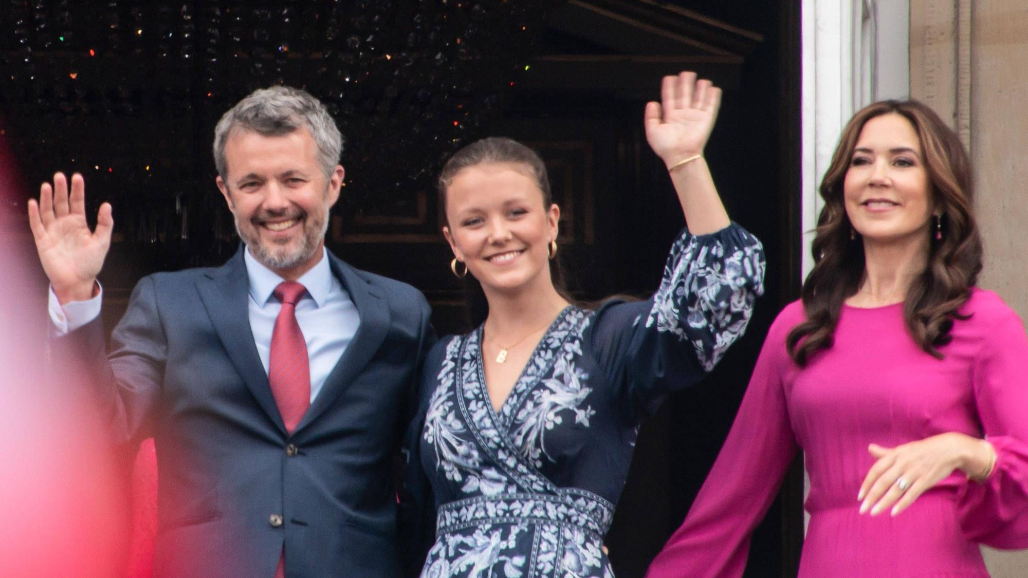 Frederik, Isabella und Mary winken auf dem Balkon des Palastes.