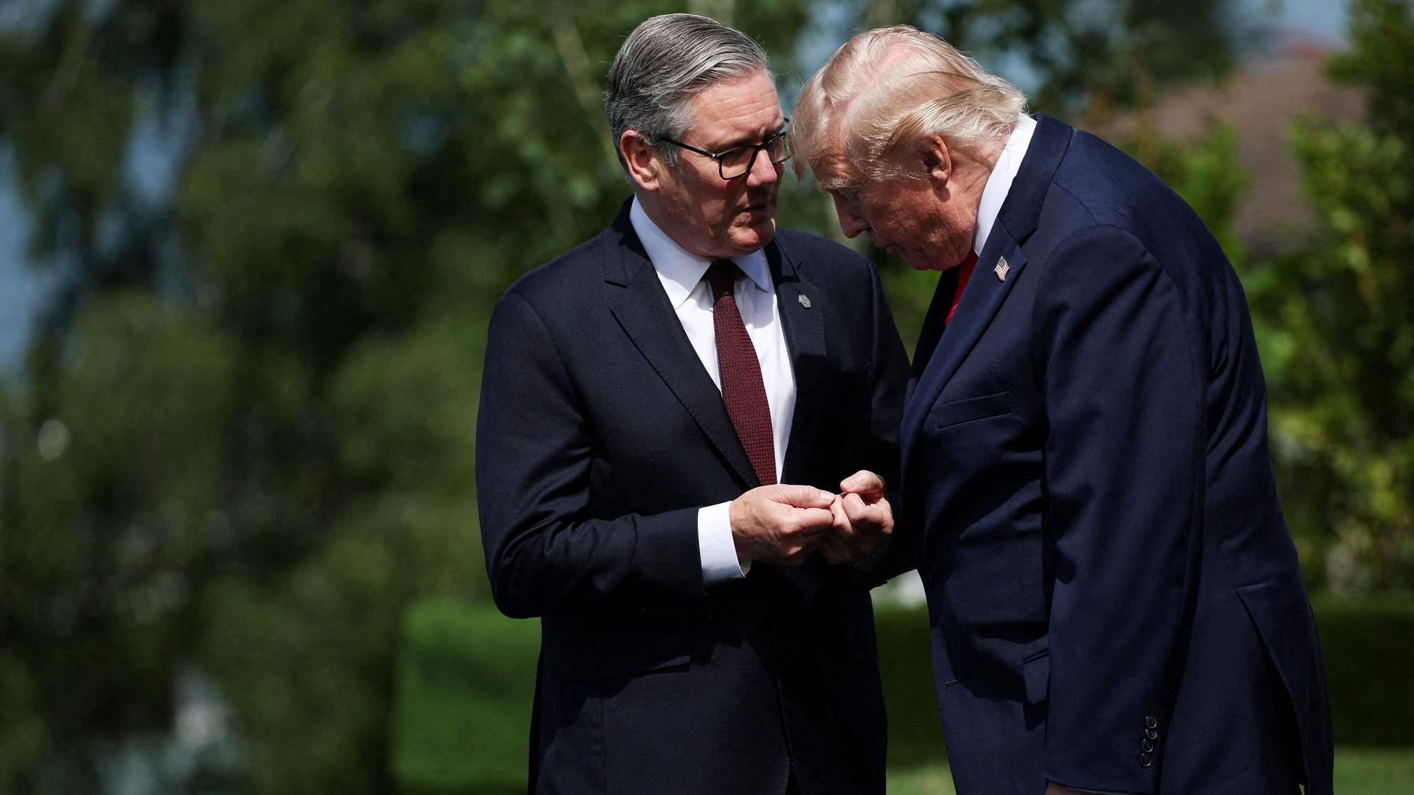 Großbritanniens Premierminister Keir Starmer (l.) im Gespräch mit US-Präsident Donald Trump beim G7-Gipfel in Evian.