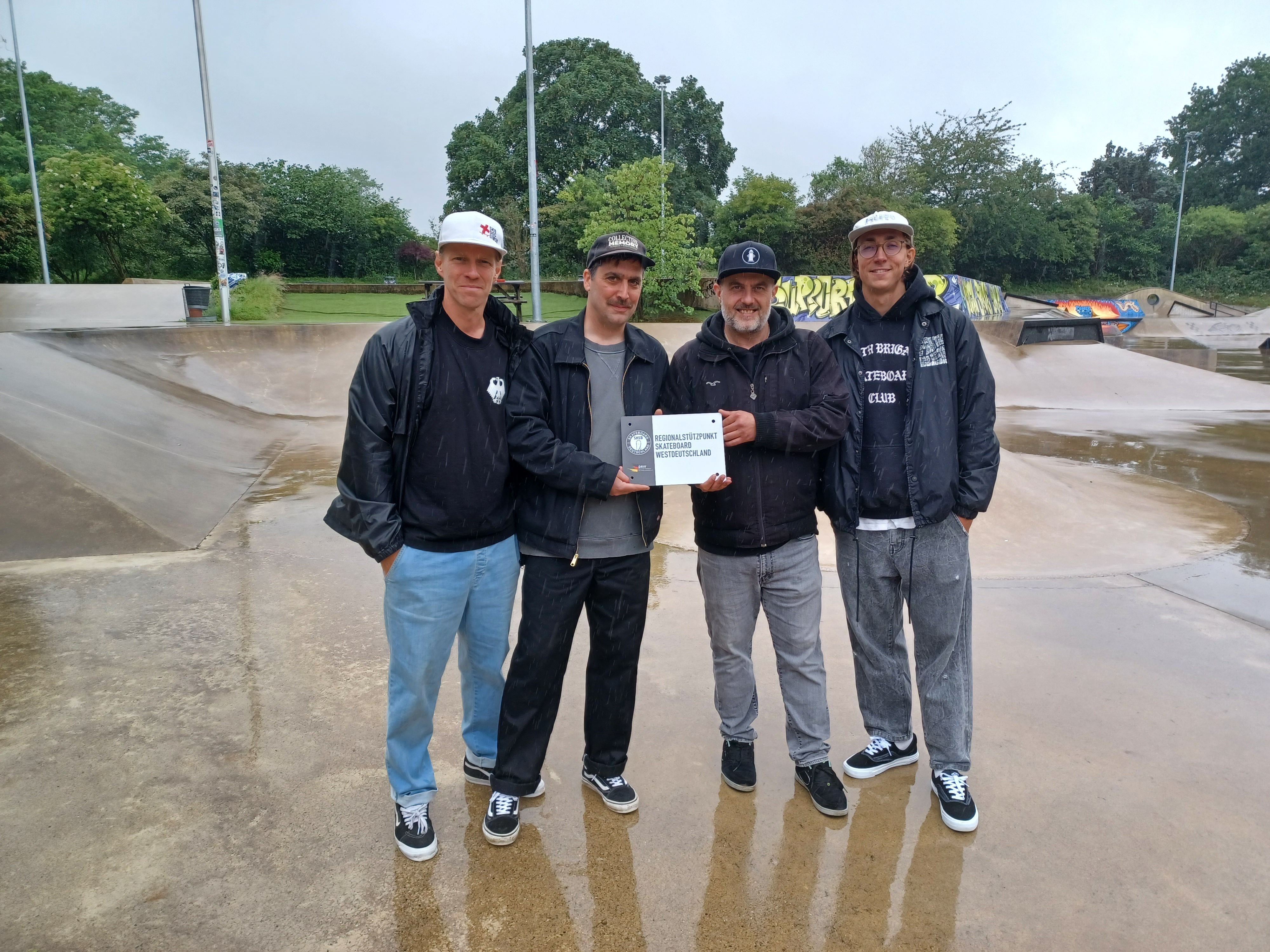 Freude über die Ernennung: Vereins- und Verbandsarzt Simon Kramer, Phillip Ortsiefer, Ingo Naschold und Trainer Tim Neumann.