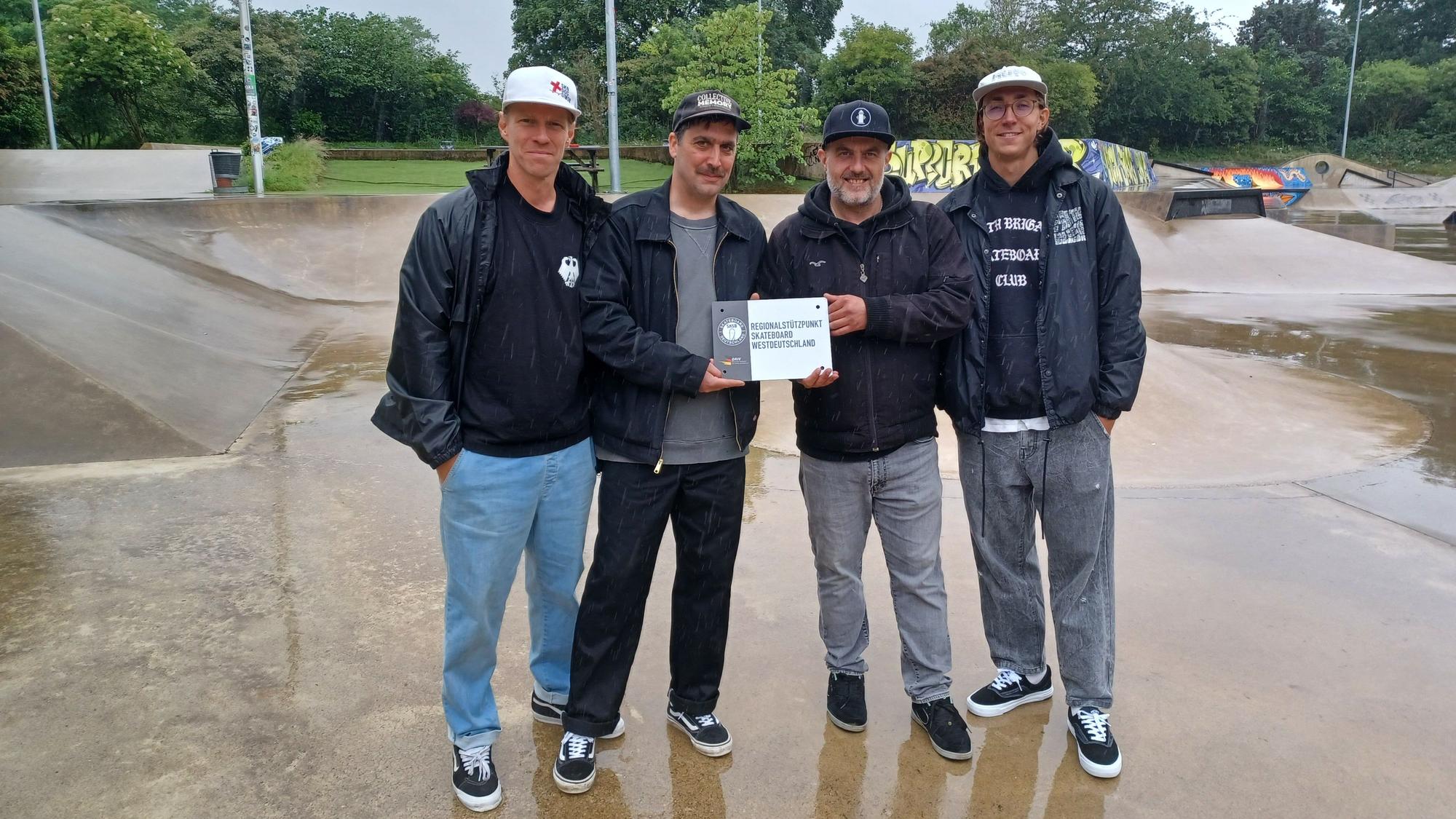 Freude über die Ernennung: Vereins- und Verbandsarzt Simon Kramer, Phillip Ortsiefer, Ingo Naschold und Trainer Tim Neumann.
