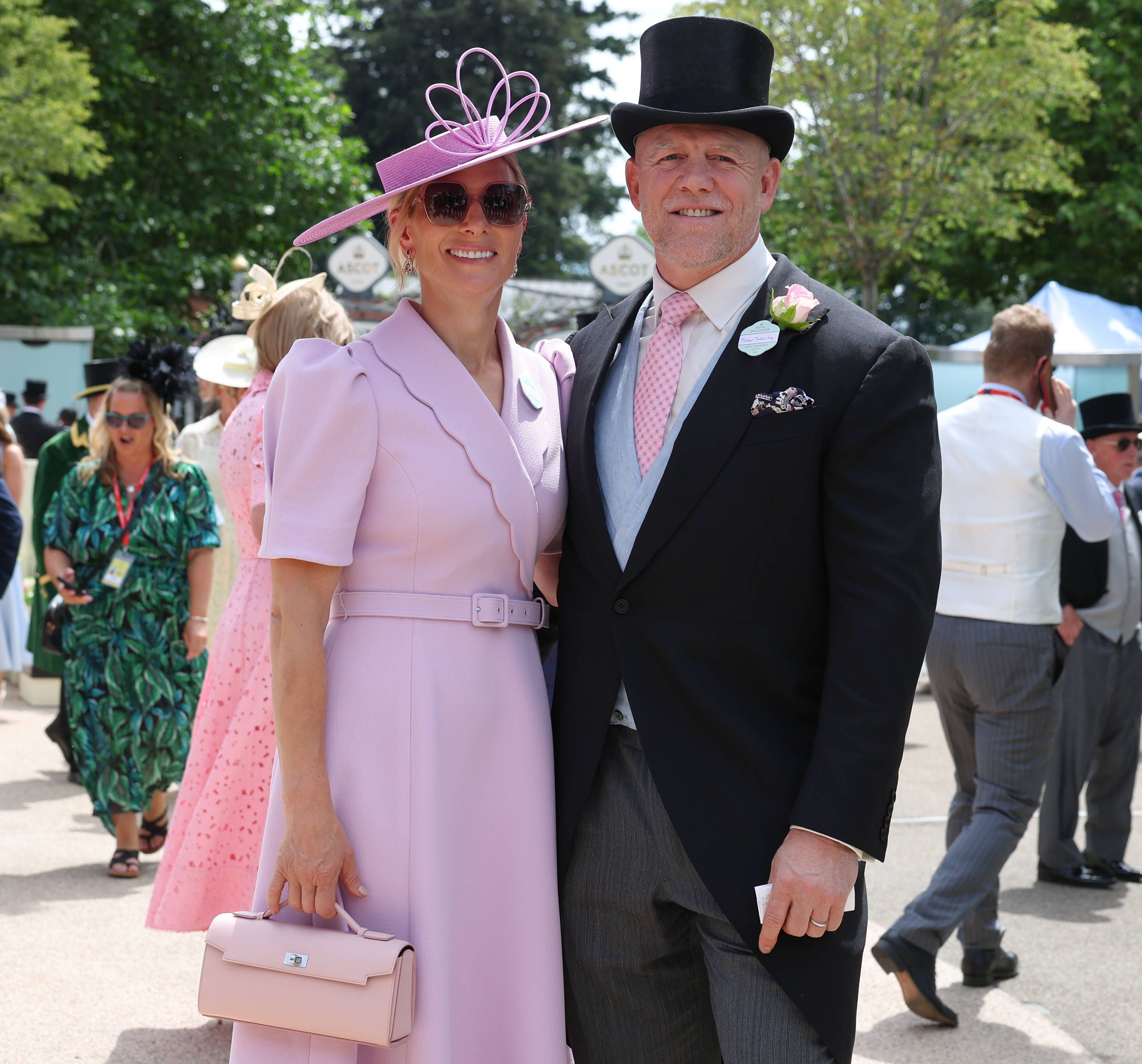Zara Tindall und Mike Tindall posieren.