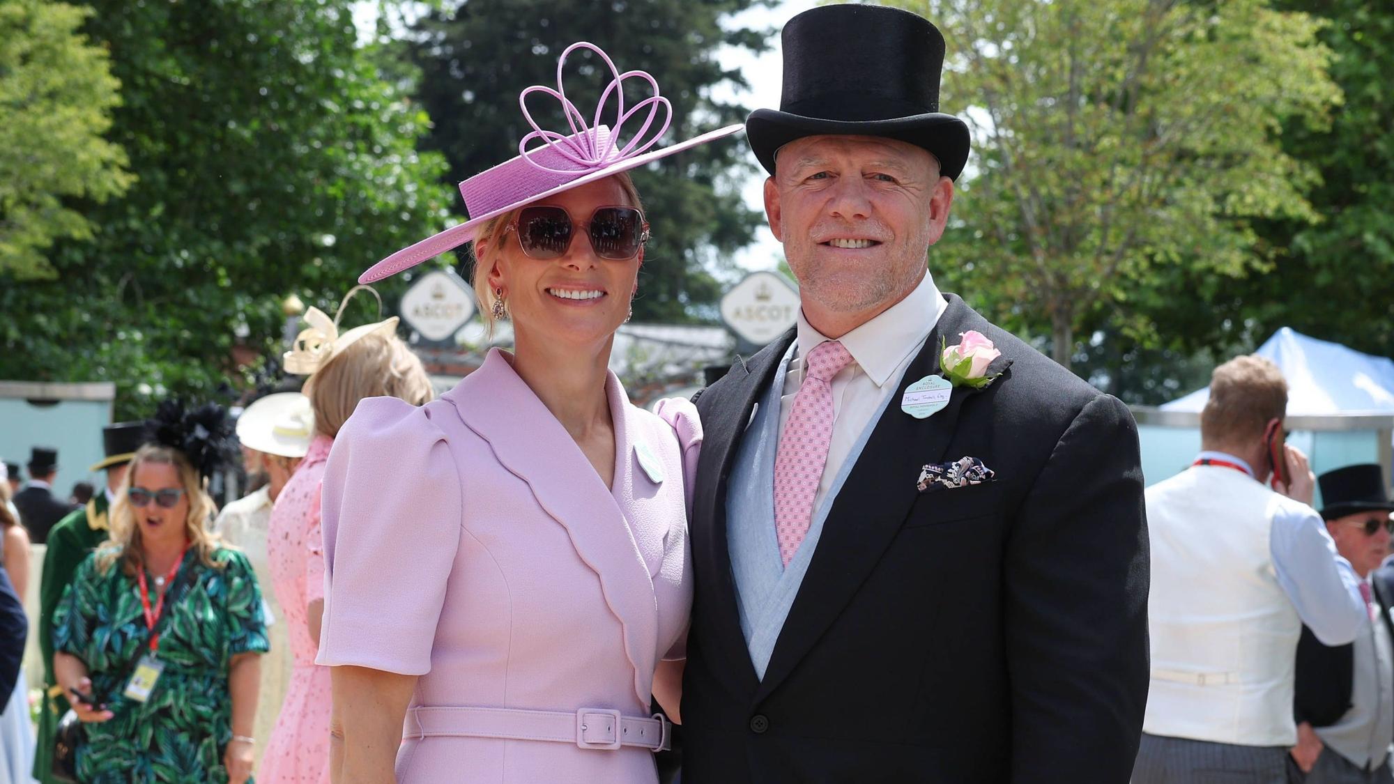 Zara Tindall und Mike Tindall posieren.