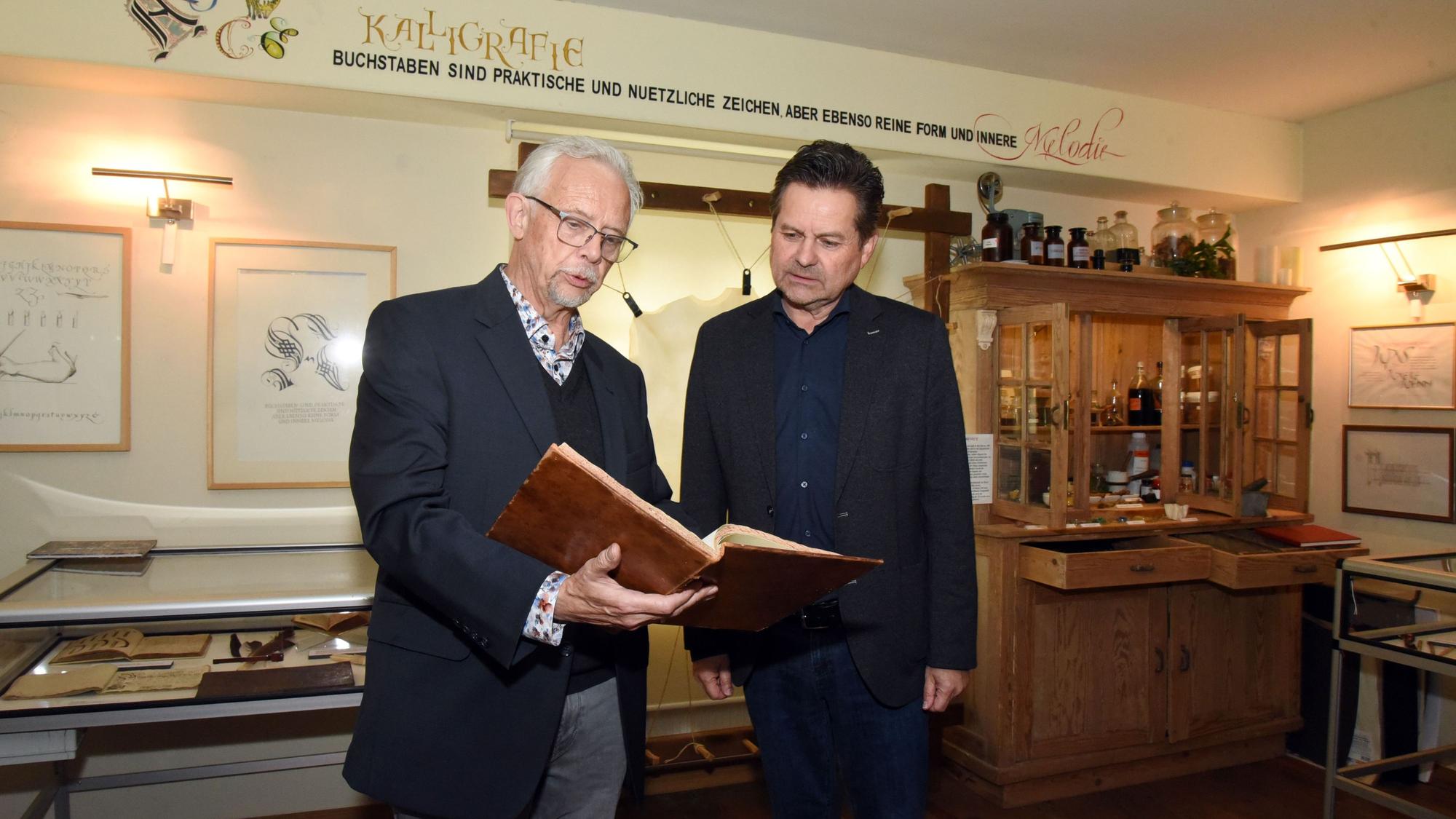 Martin Heickmann zeigt Bürgermeister Ulrich Stücker ein Teil seiner Sammlung.
