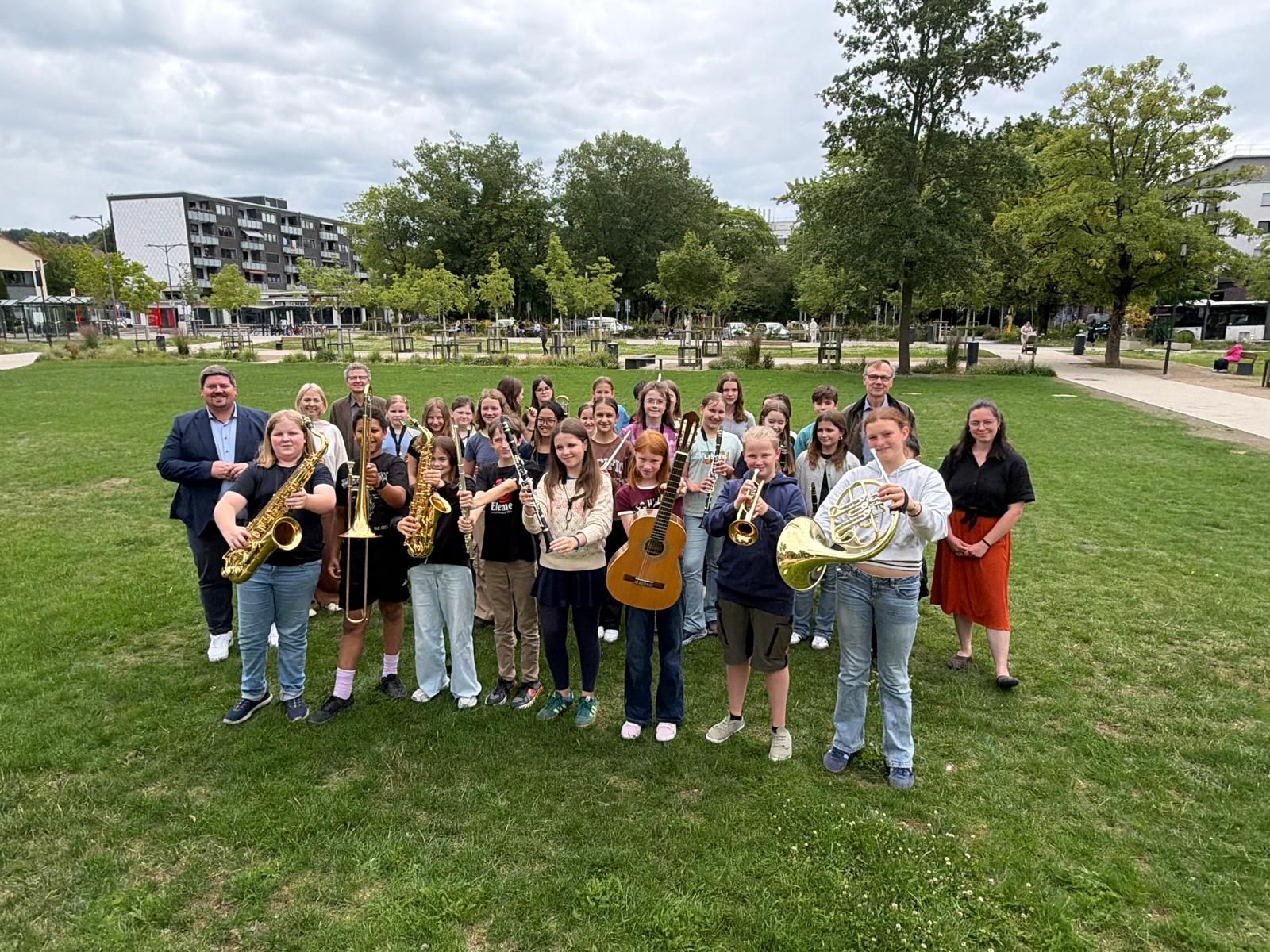 Die Musikklasse 6a tritt bei der 10. Kunst- und Klangmeile auf.