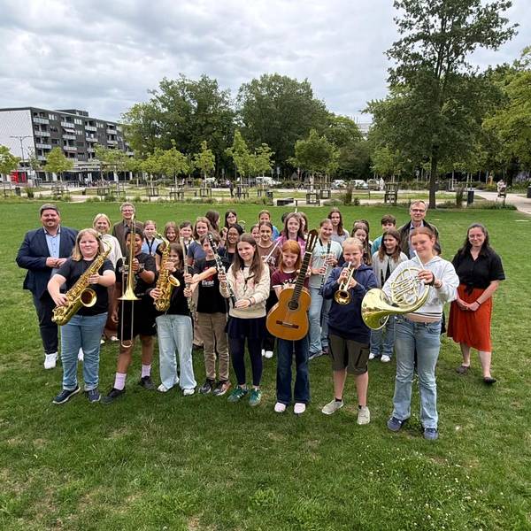 Die Musikklasse 6a tritt bei der 10. Kunst- und Klangmeile auf.