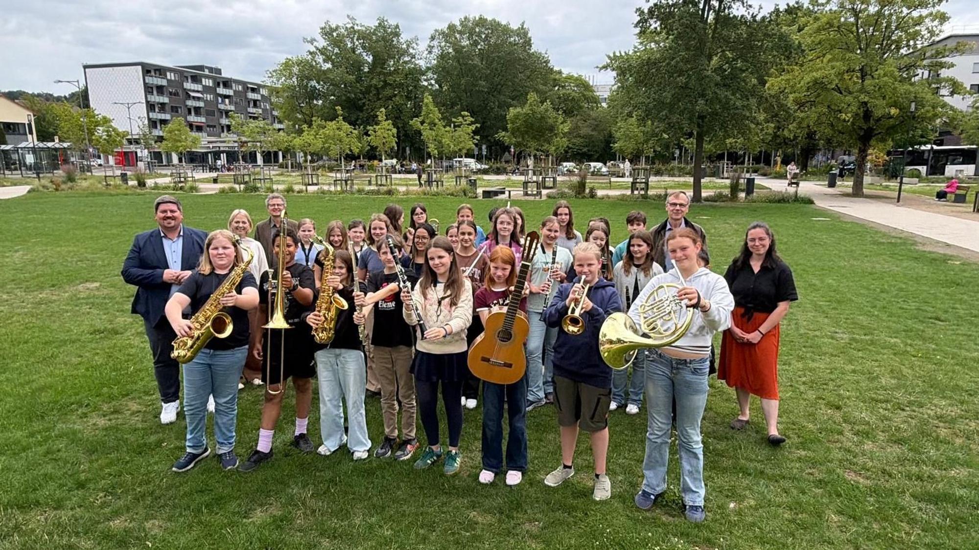 Die Musikklasse 6a tritt bei der 10. Kunst- und Klangmeile auf.