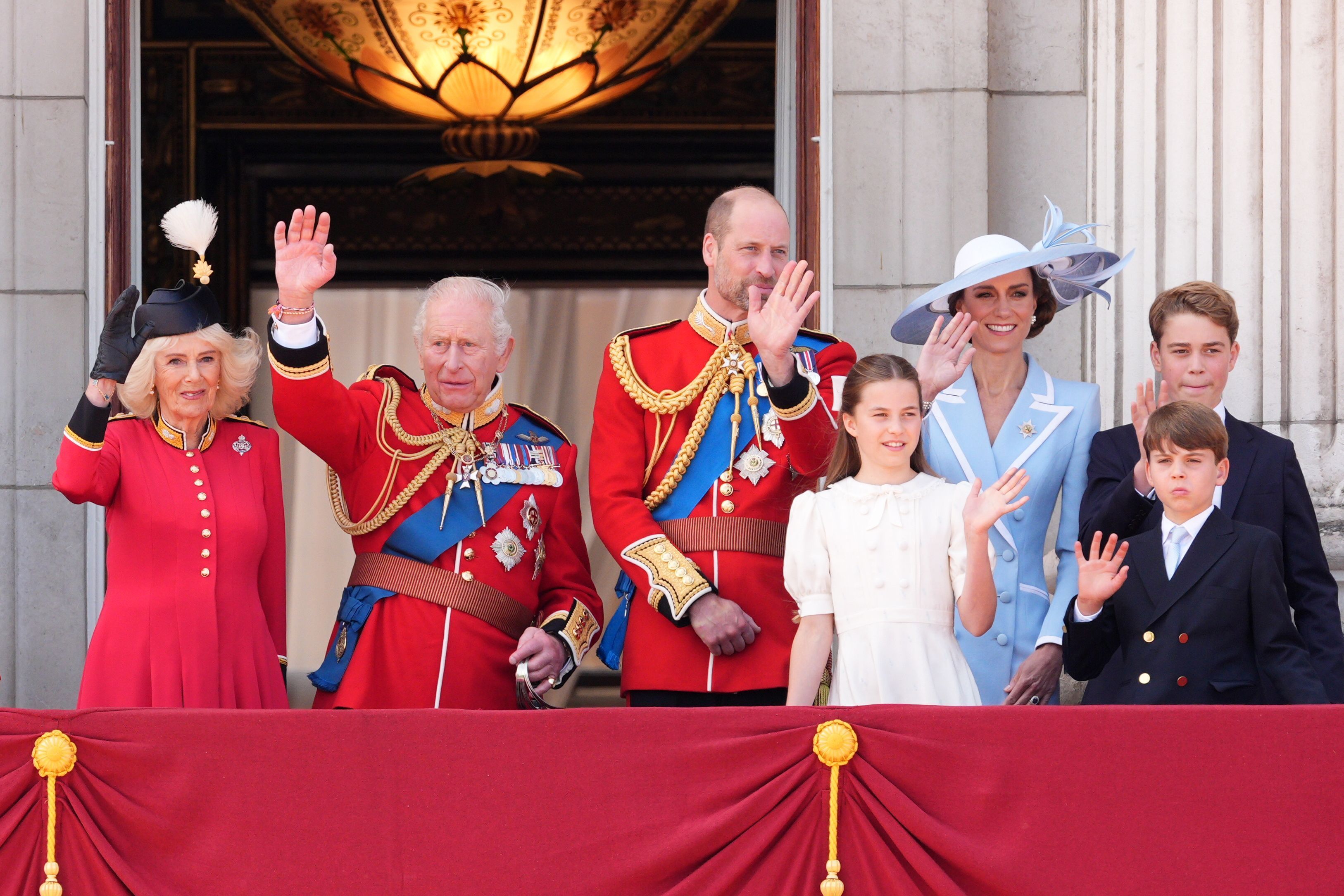 Die britischen Royals winken auf dem Balkon des Buckingham Palace, um den Flugüberflug im Anschluss an die „Trooping the Colour“-Zeremonie im Zentrum Londons zu verfolgen.