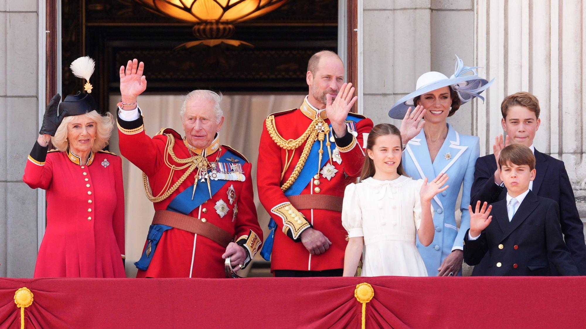 Die britischen Royals winken auf dem Balkon des Buckingham Palace, um den Flugüberflug im Anschluss an die „Trooping the Colour“-Zeremonie im Zentrum Londons zu verfolgen.