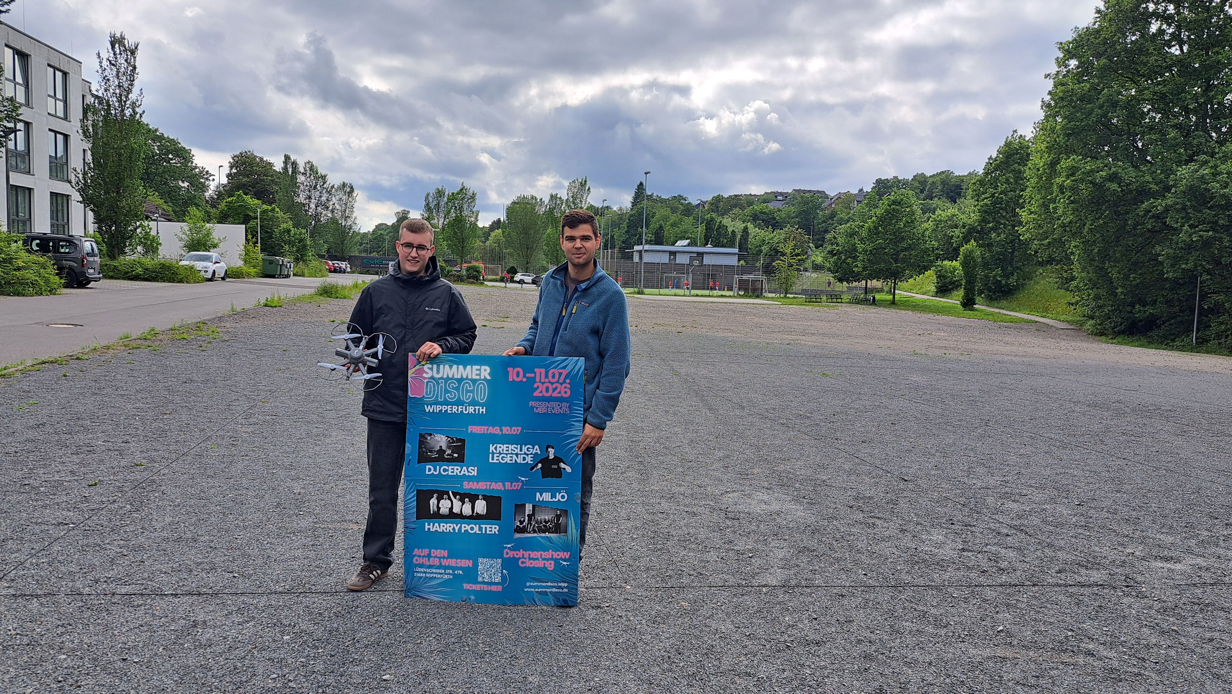 Malte Breidenbach und Noah Mobini (r.), organisieren die Summer Disco auf dem Festplatz Ohler Wiesen.