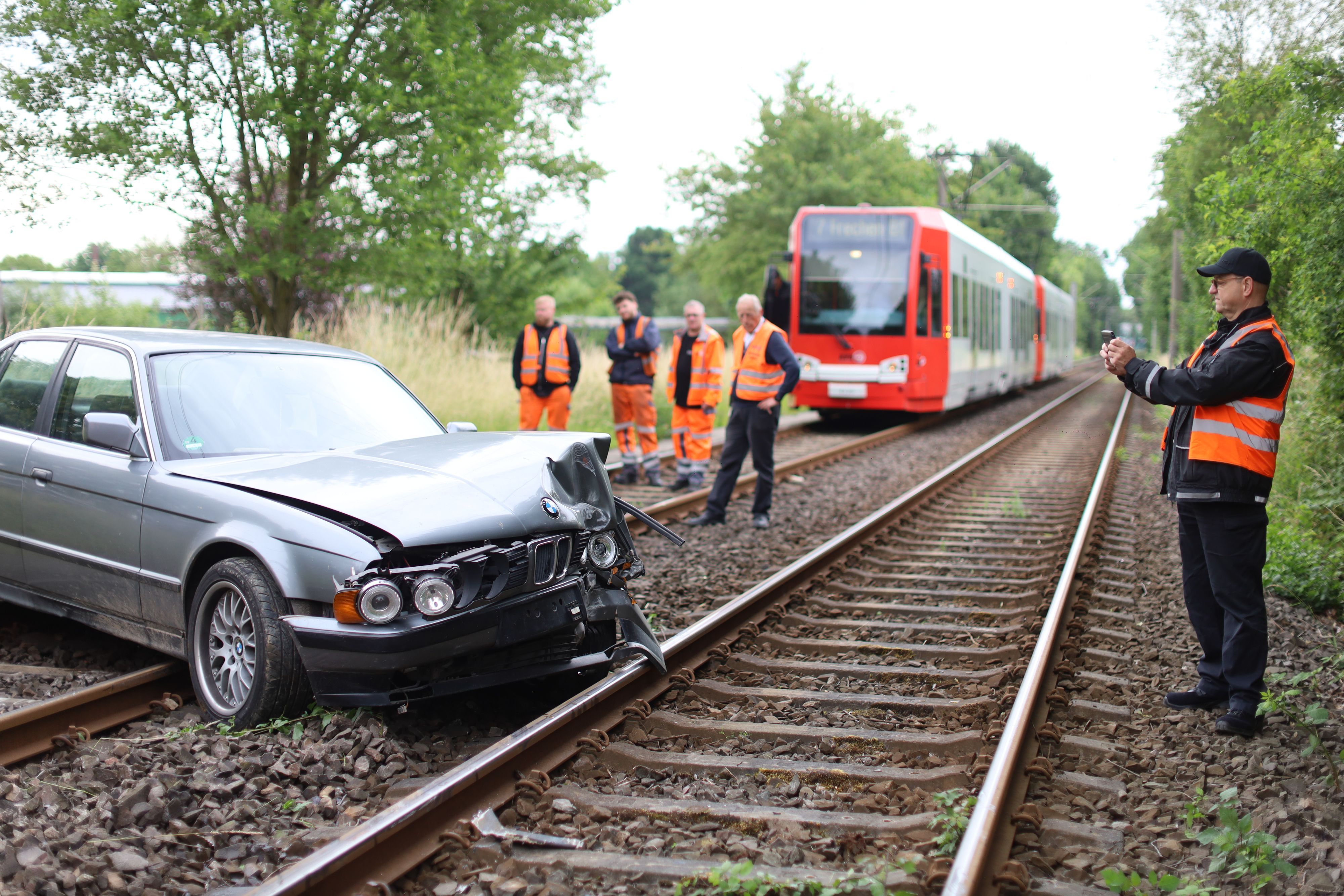 Ein alkoholisierter Autofahrer ist am Dienstagmorgen in Köln nach einer kurzen Flucht vor der Polizei mit seinem Wagen verunglückt.