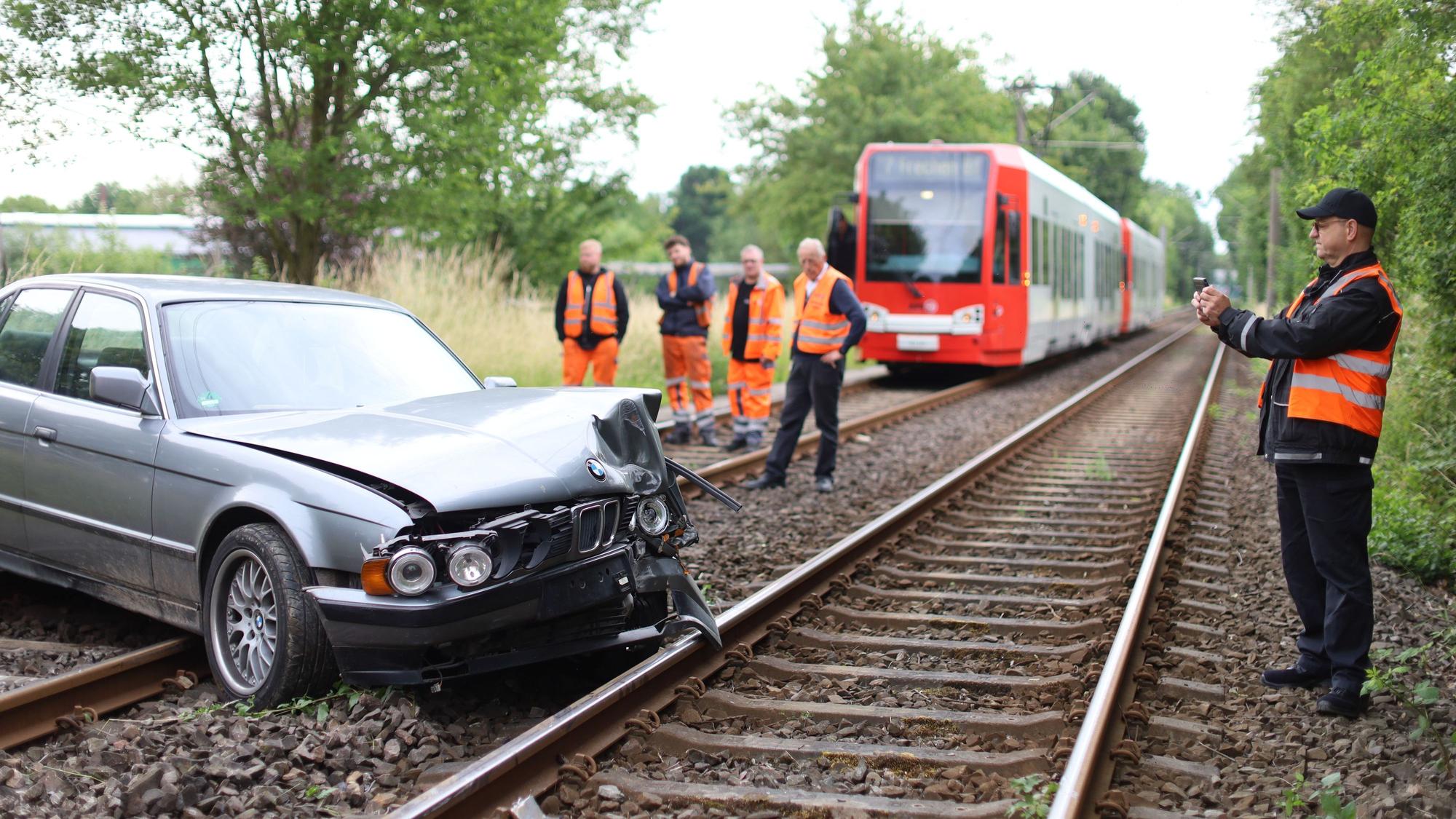 Ein alkoholisierter Autofahrer ist am Dienstagmorgen in Köln nach einer kurzen Flucht vor der Polizei mit seinem Wagen verunglückt.