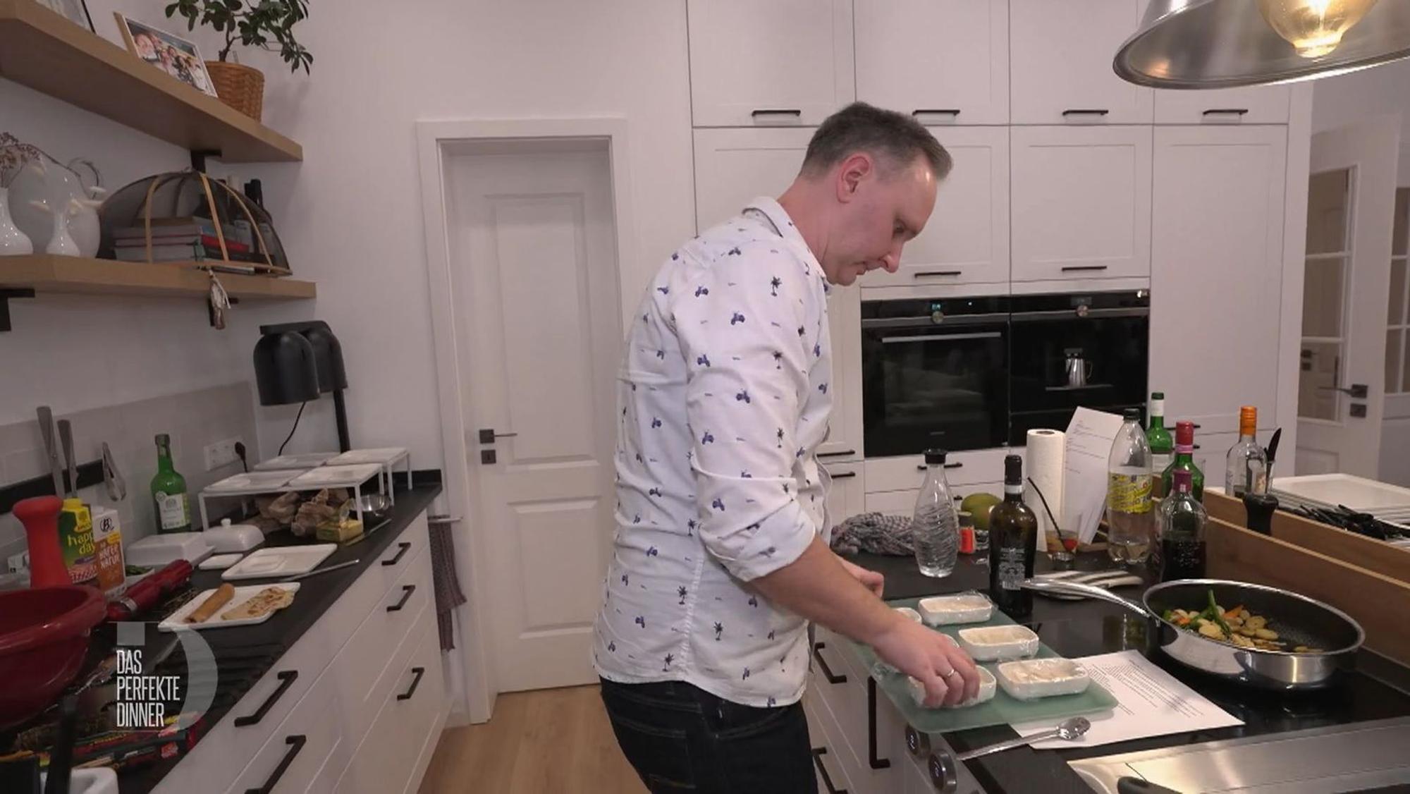 Gleich wird die Kokos-Tonkabohnen-Creme flambiert und mit einem Fruchtspieß hübsch auf die Teller dekoriert.
(Bild: RTL)