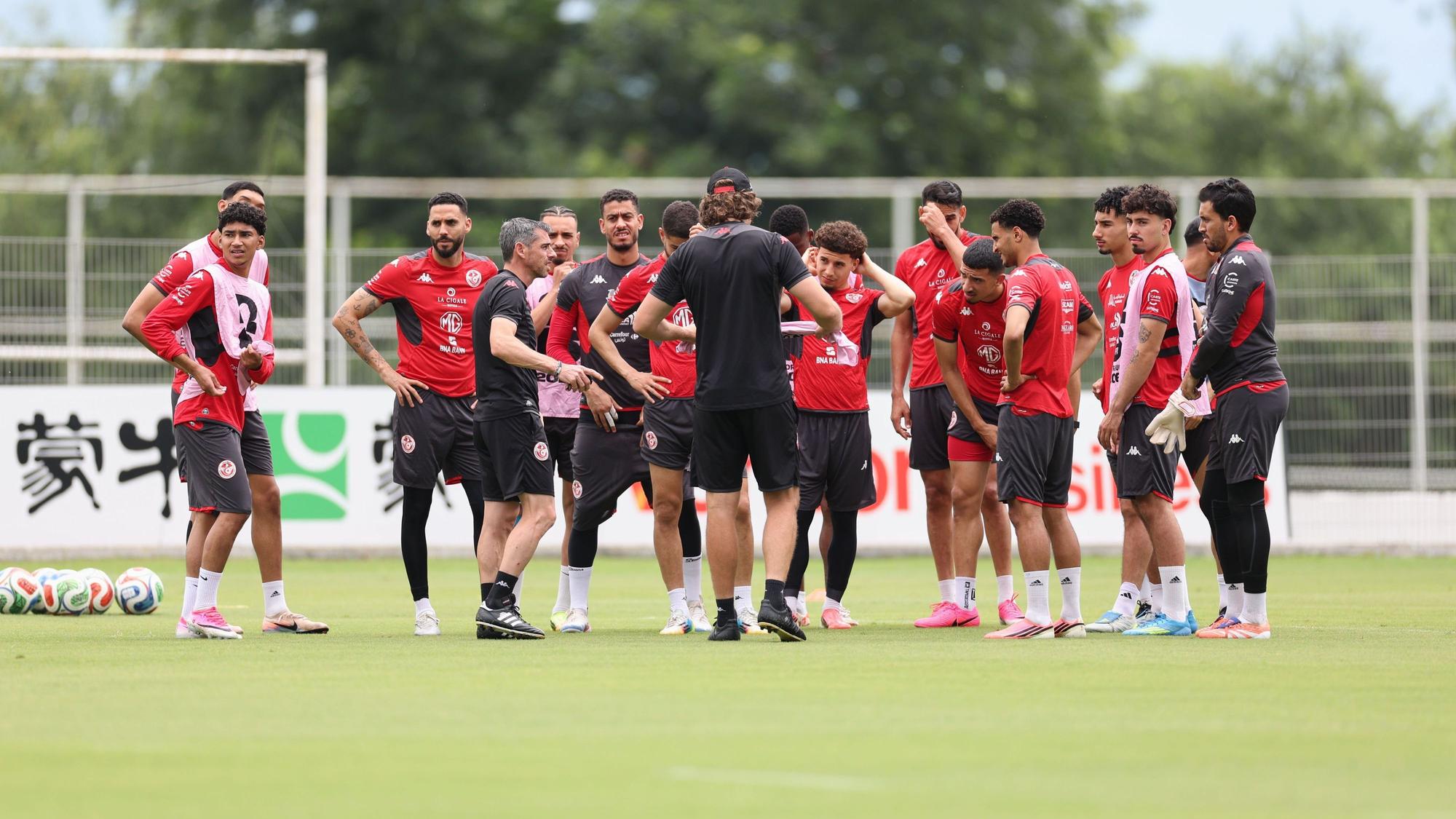 Teambesprechung beim Tunesien-Training.