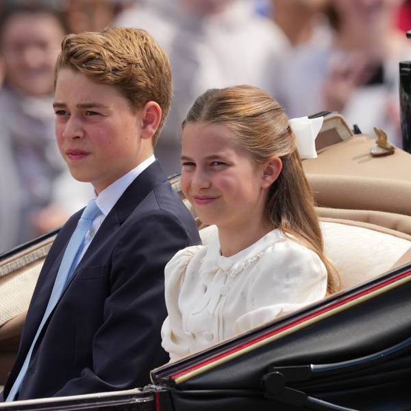 Prinz George und Prinzessin Charlotte fahren am vergangenen Wochenende während der „Trooping the Colour“, der jährlichen Geburtstagsparade des Königs, in einer offenen Kutsche mit.