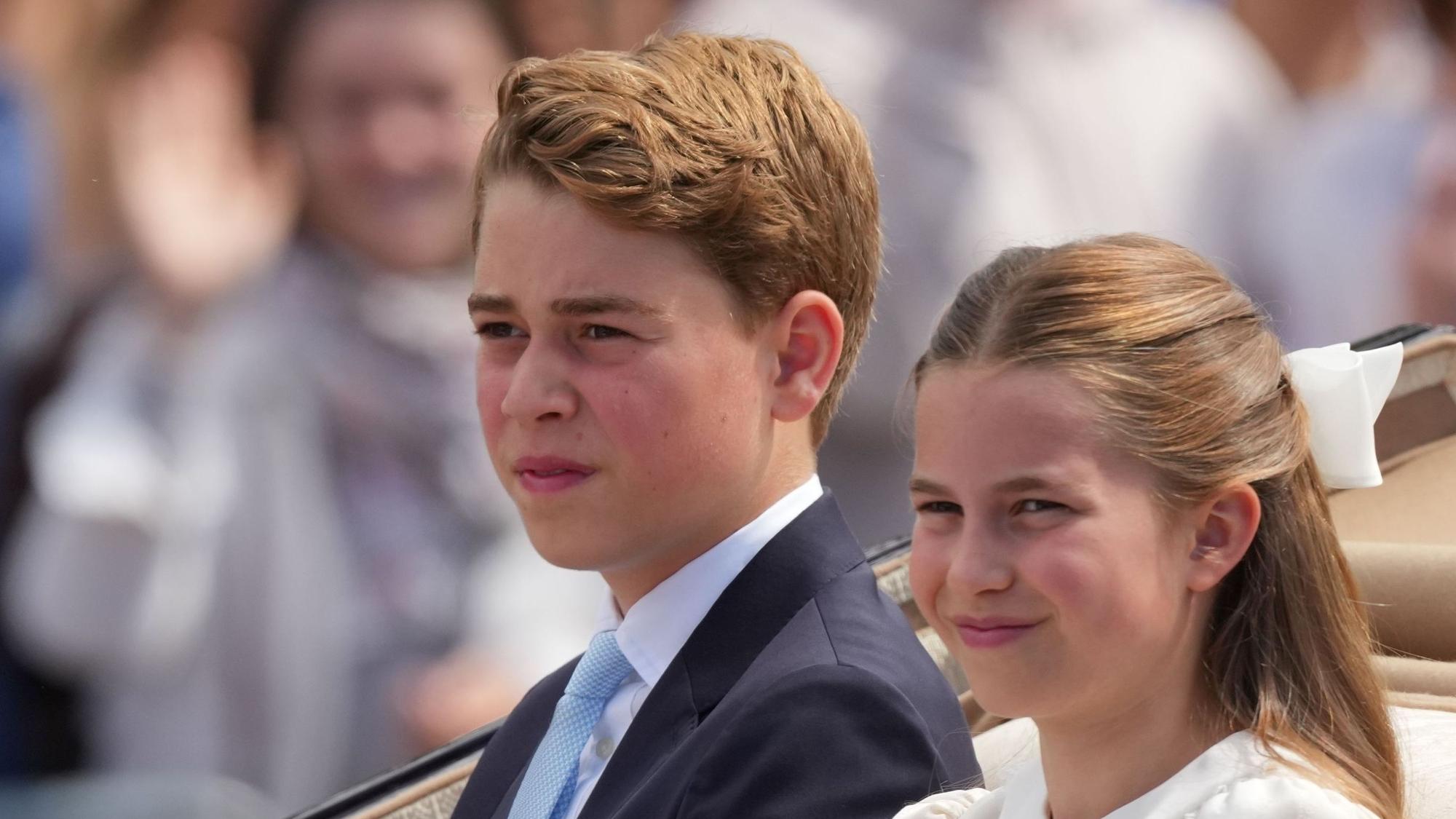 Prinz George und Prinzessin Charlotte fahren am vergangenen Wochenende während der „Trooping the Colour“, der jährlichen Geburtstagsparade des Königs, in einer offenen Kutsche mit.