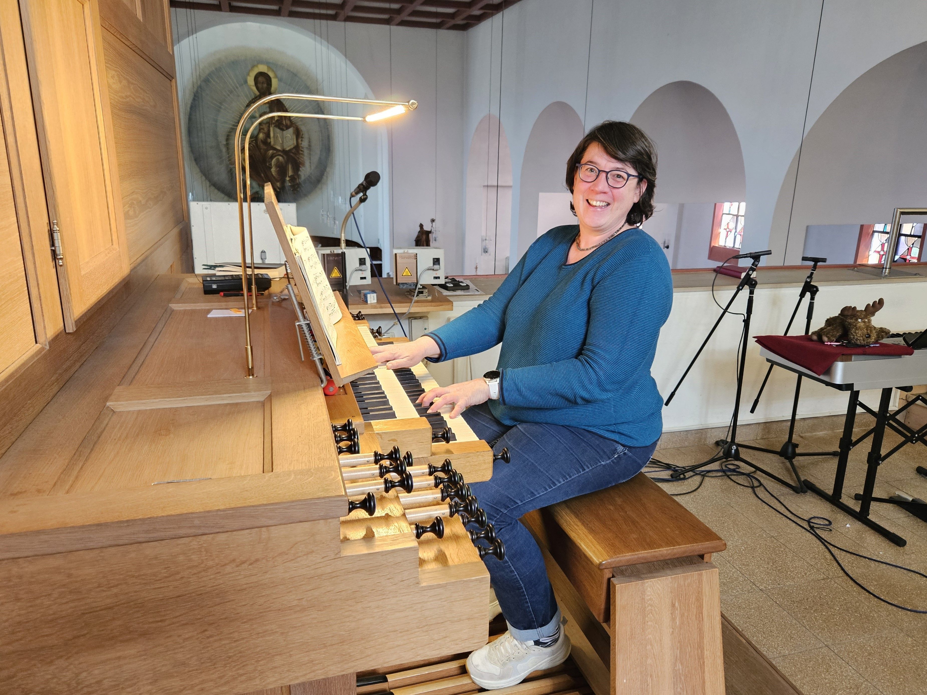 Eine Frau sitzt in der Kaller Kirche an der Orgel.