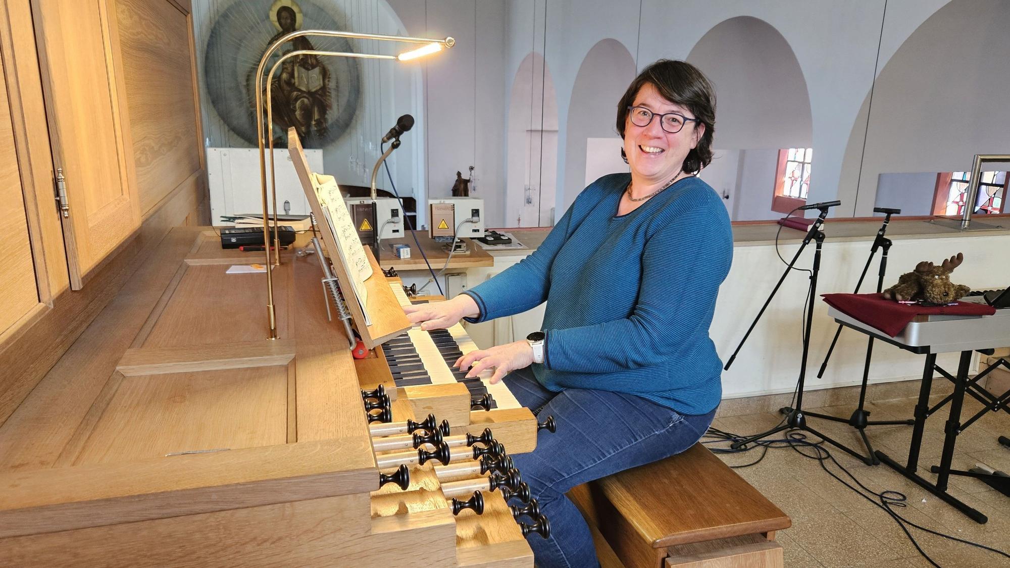 Eine Frau sitzt in der Kaller Kirche an der Orgel.