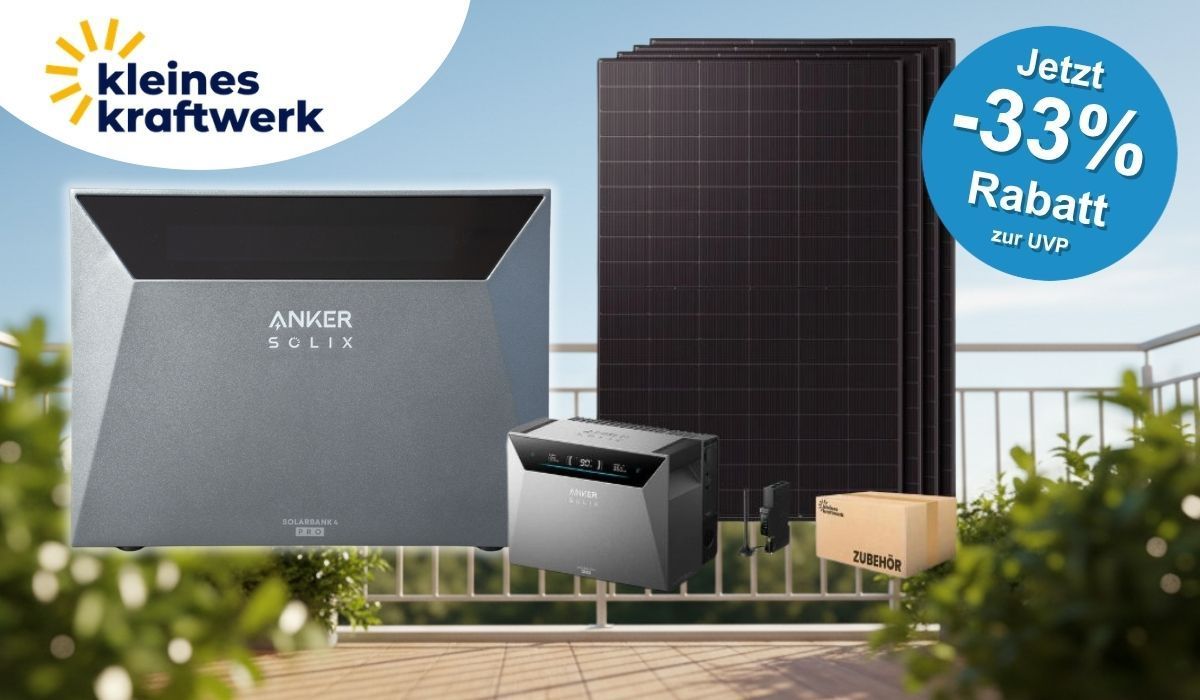 Das Kleines Kraftwerk Quattro XL Balkonkraftwerk-Bundle mit Anker SOLIX Solarbank 4 Pro, vier schwarzen Hochleistungs-Solarmodulen und Zubehörpaket, aufgebaut auf einem sommerlichen Balkon mit Geländer und blauem Himmel.