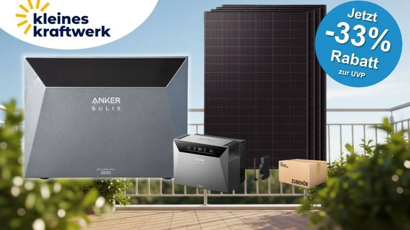 Das Kleines Kraftwerk Quattro XL Balkonkraftwerk-Bundle mit Anker SOLIX Solarbank 4 Pro, vier schwarzen Hochleistungs-Solarmodulen und Zubehörpaket, aufgebaut auf einem sommerlichen Balkon mit Geländer und blauem Himmel.