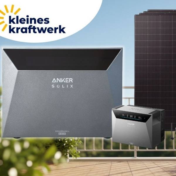 Das Kleines Kraftwerk Quattro XL Balkonkraftwerk-Bundle mit Anker SOLIX Solarbank 4 Pro, vier schwarzen Hochleistungs-Solarmodulen und Zubehörpaket, aufgebaut auf einem sommerlichen Balkon mit Geländer und blauem Himmel.