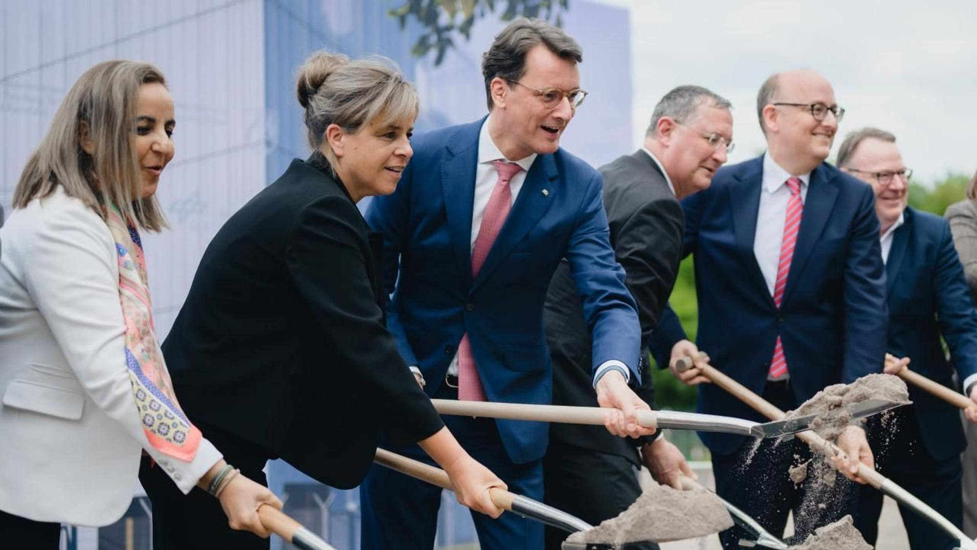 Wirtschaftsministerin Mona Neubaur und NRW-Ministerpräsident Hendrik Wüst beim Spatenstich des Govsatcom-Hub auf dem DLR-Gelände in Köln