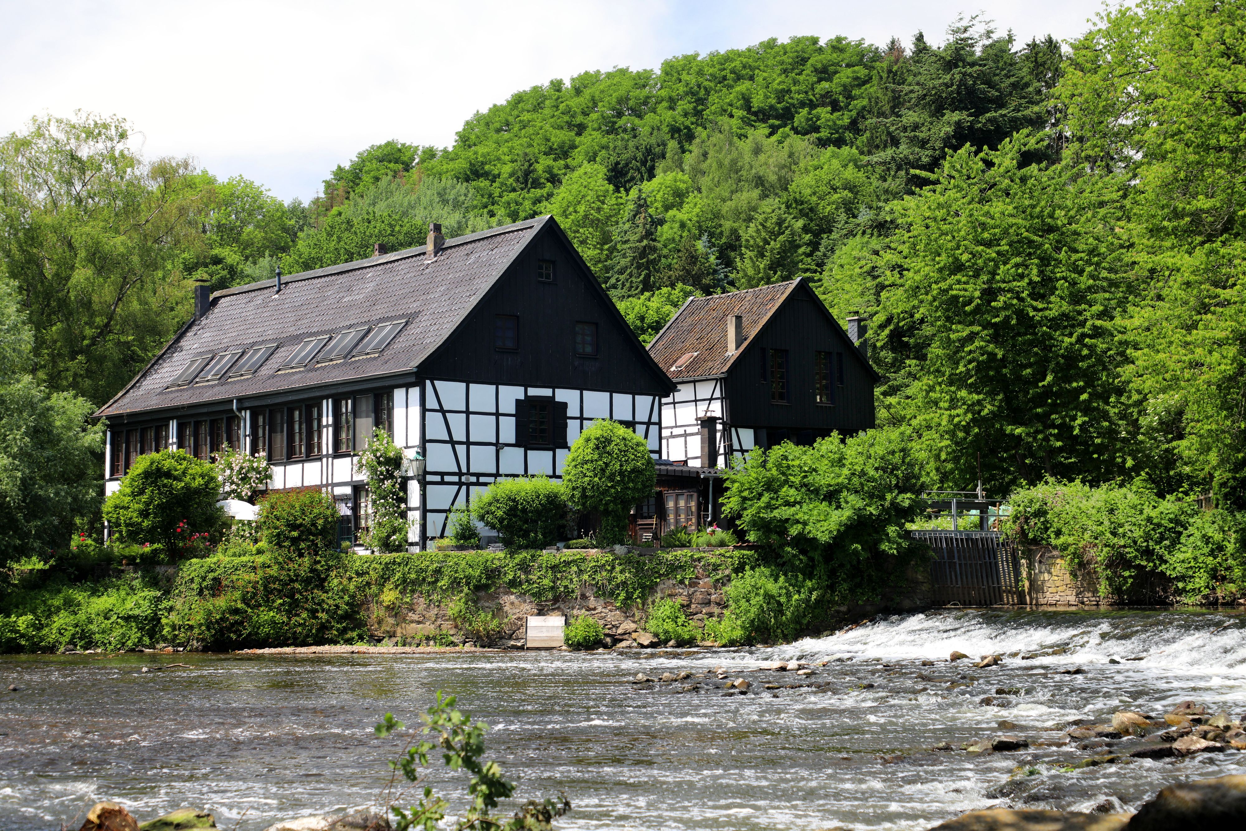 Der Wipperkotten am Solinger Ufer der Wupper, davor das Wehr