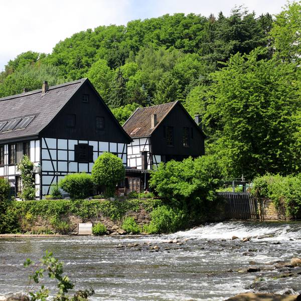 Der Wipperkotten am Solinger Ufer der Wupper, davor das Wehr
