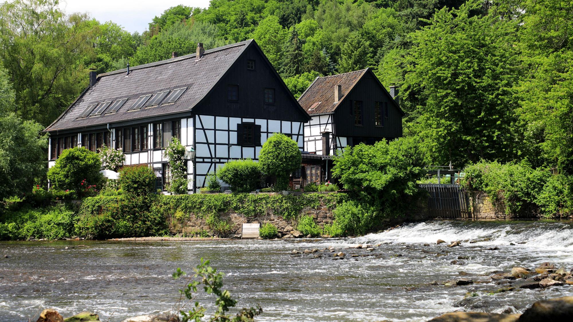 Der Wipperkotten am Solinger Ufer der Wupper, davor das Wehr