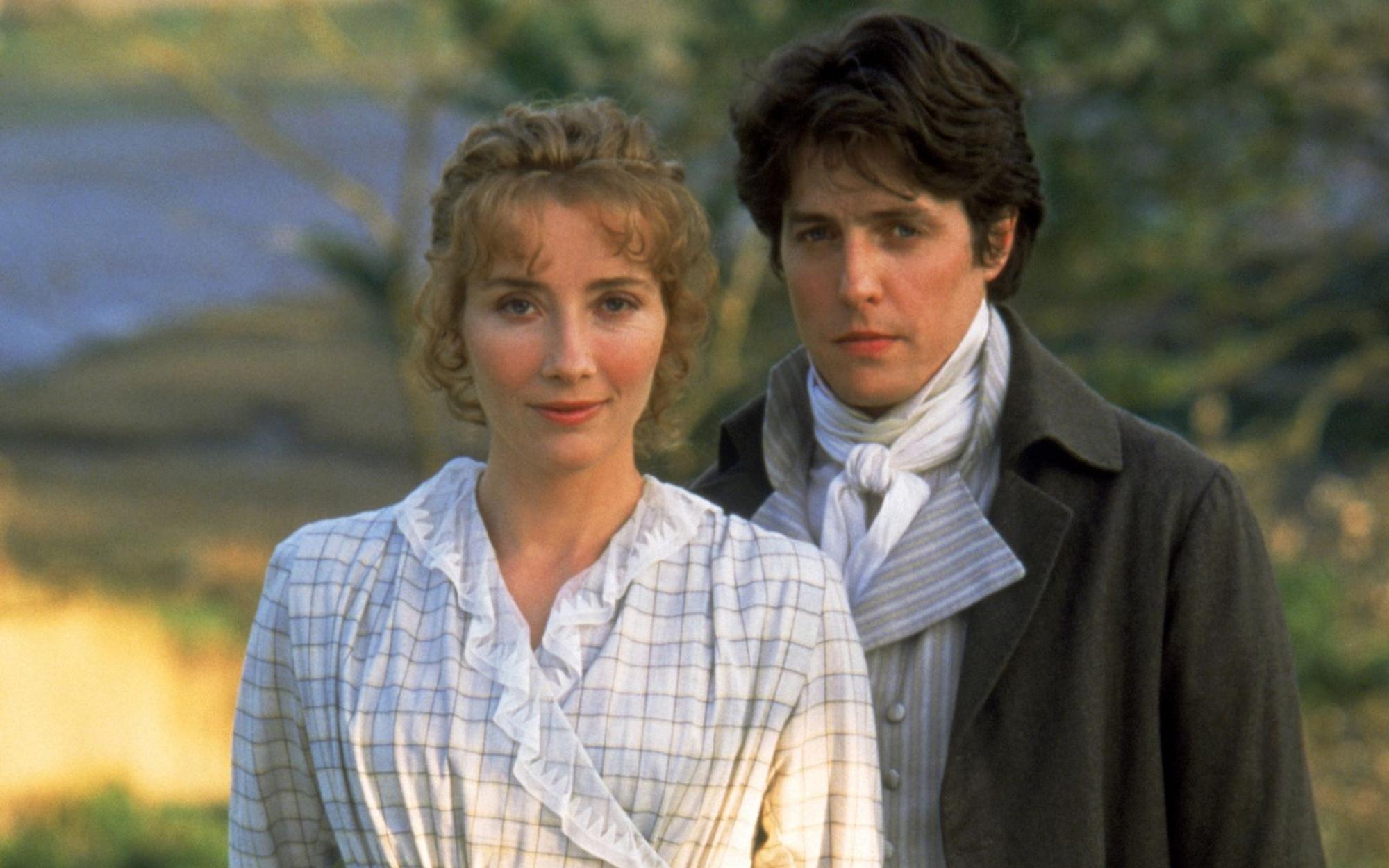 Der wohlhabende Edward Ferrars (Hugh Grant), ein Gentleman mit unbeholfenem Charme, liebt Elinor, die Älteste der drei Dashwood-Schwestern. Doch seine Mutter sieht in Elinor nicht die erwünschte reiche Schwiegertochter. (Bild: ZDF/© 2014 Sony Pictures Television Inc.)
