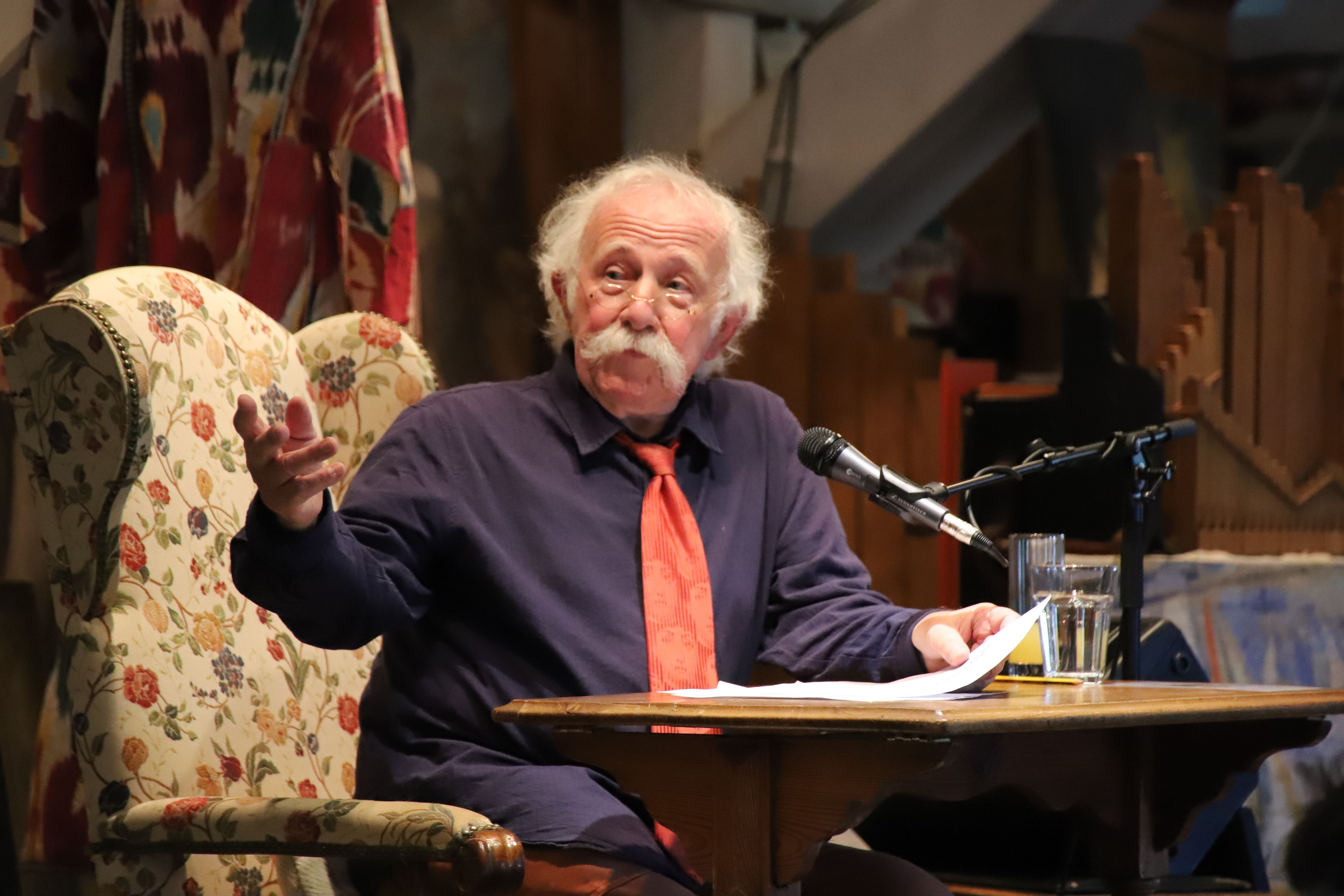 Burkard Sondermeier hatte Premiere mit der Revue „Rund um den Regen“